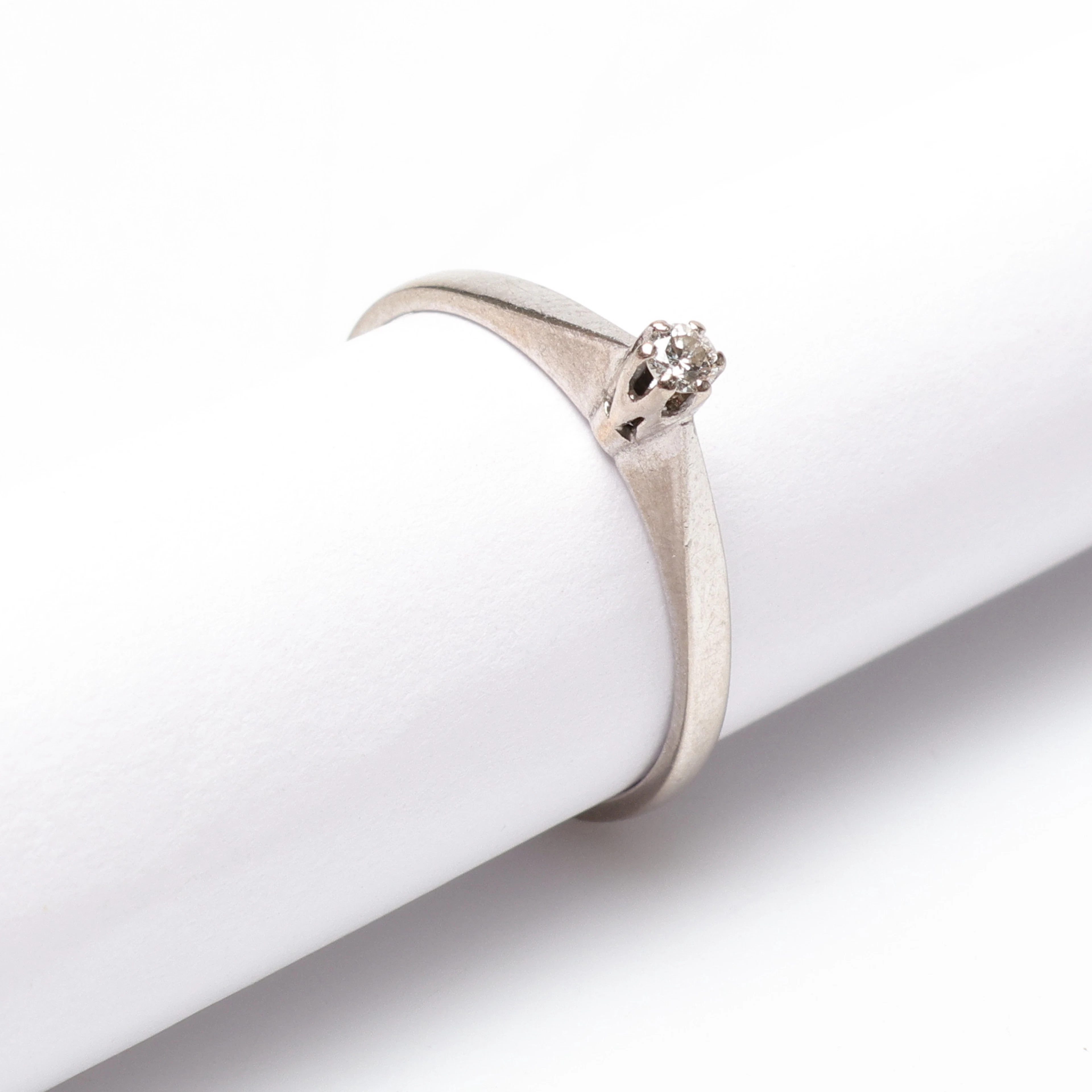 ENSTENSRING, 18k, Guld, med liten diamant om 0.05ct enligt märkning.