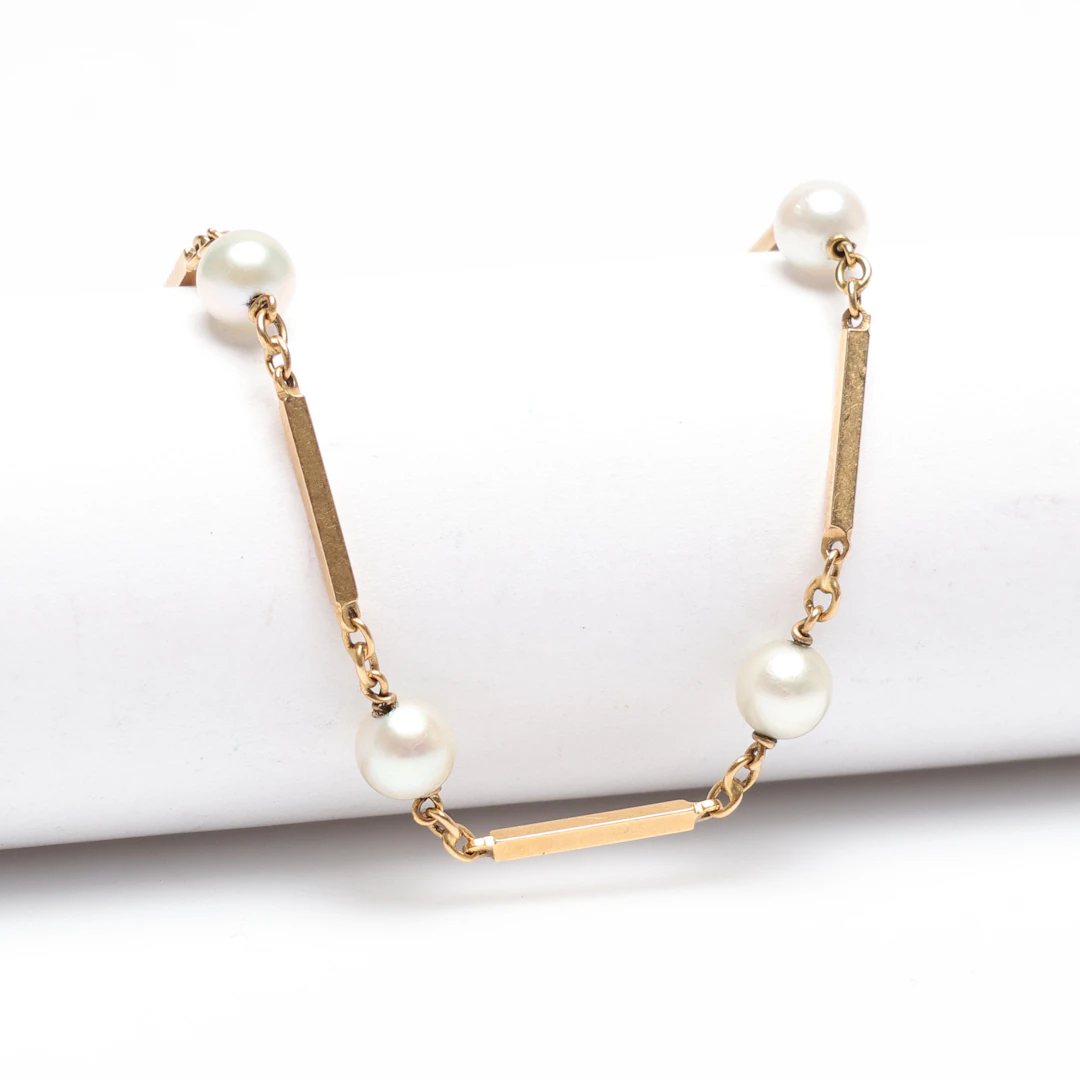 ARMBAND, 18K guld, stavlänk med troligen odlade pärlor. Totalvikt ca 3.9gram.