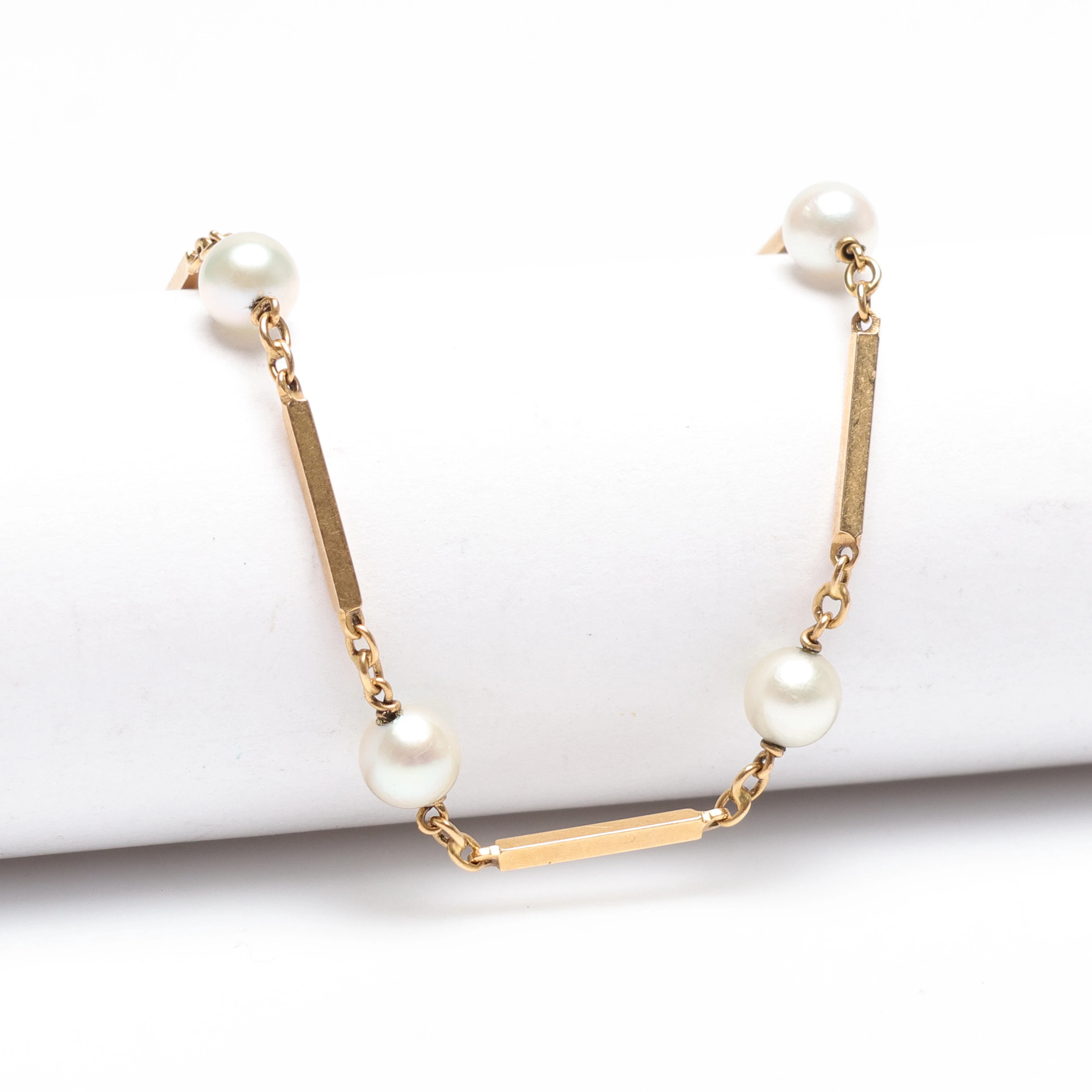 ARMBAND, 18K guld, stavlänk med troligen odlade pärlor. Totalvikt ca 3.9gram.