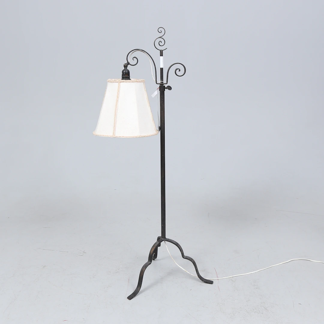 GOLVLAMPA, smide/metall, 1900-tal. Höjd ca 121 cm.