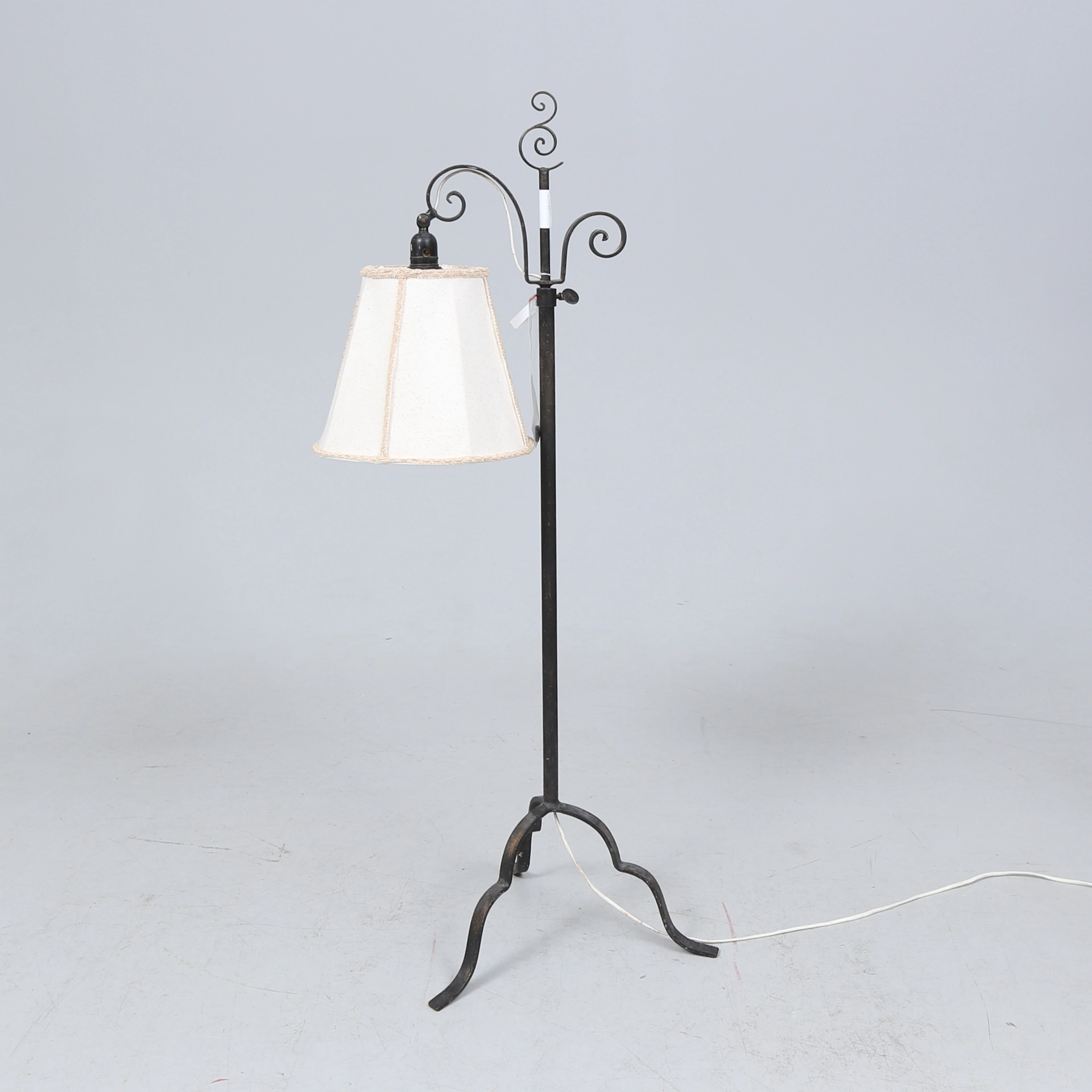 GOLVLAMPA, smide/metall, 1900-tal. Höjd ca 121 cm.