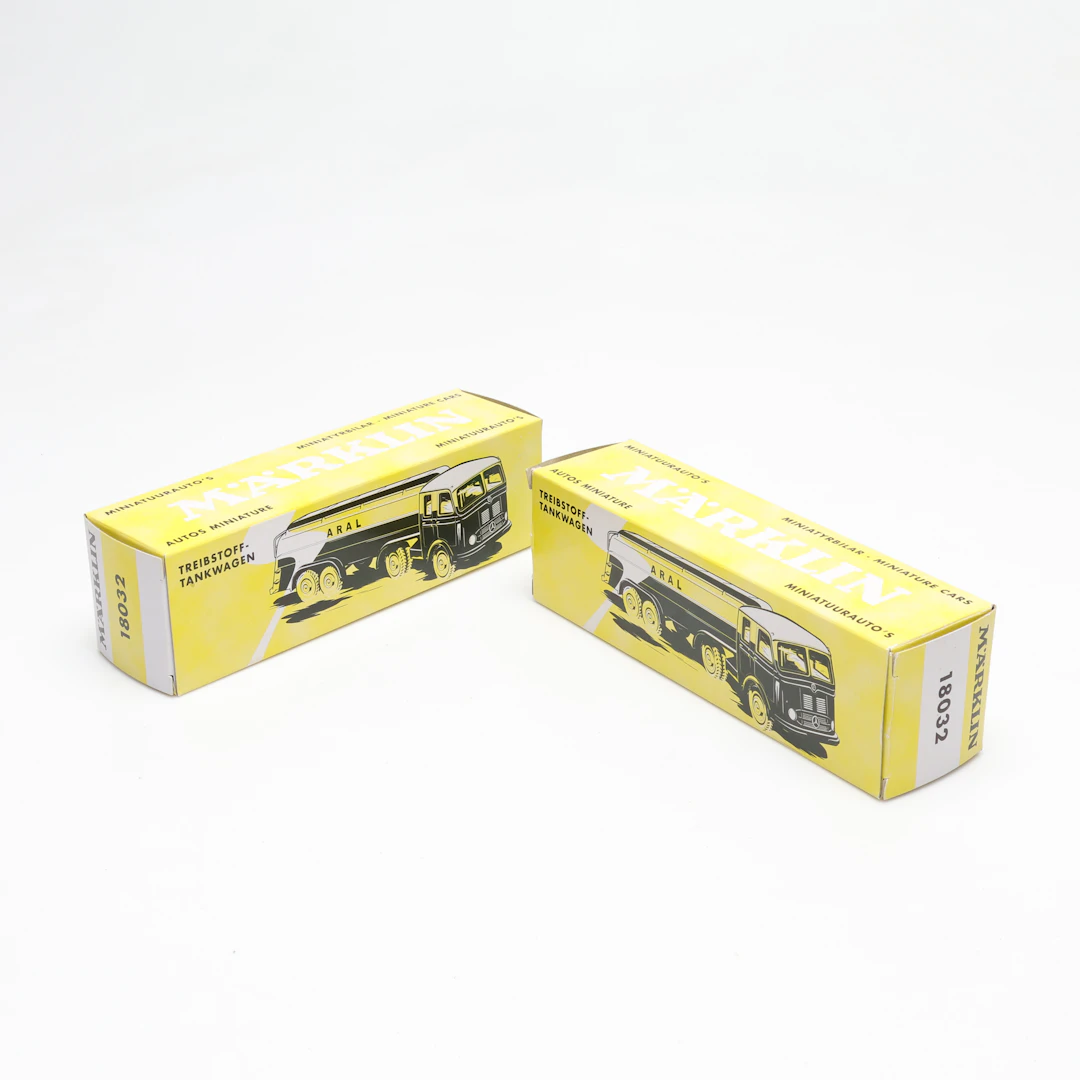 MODELLBILAR, 2 st, Märklin, ARAL i lådor, replikor.