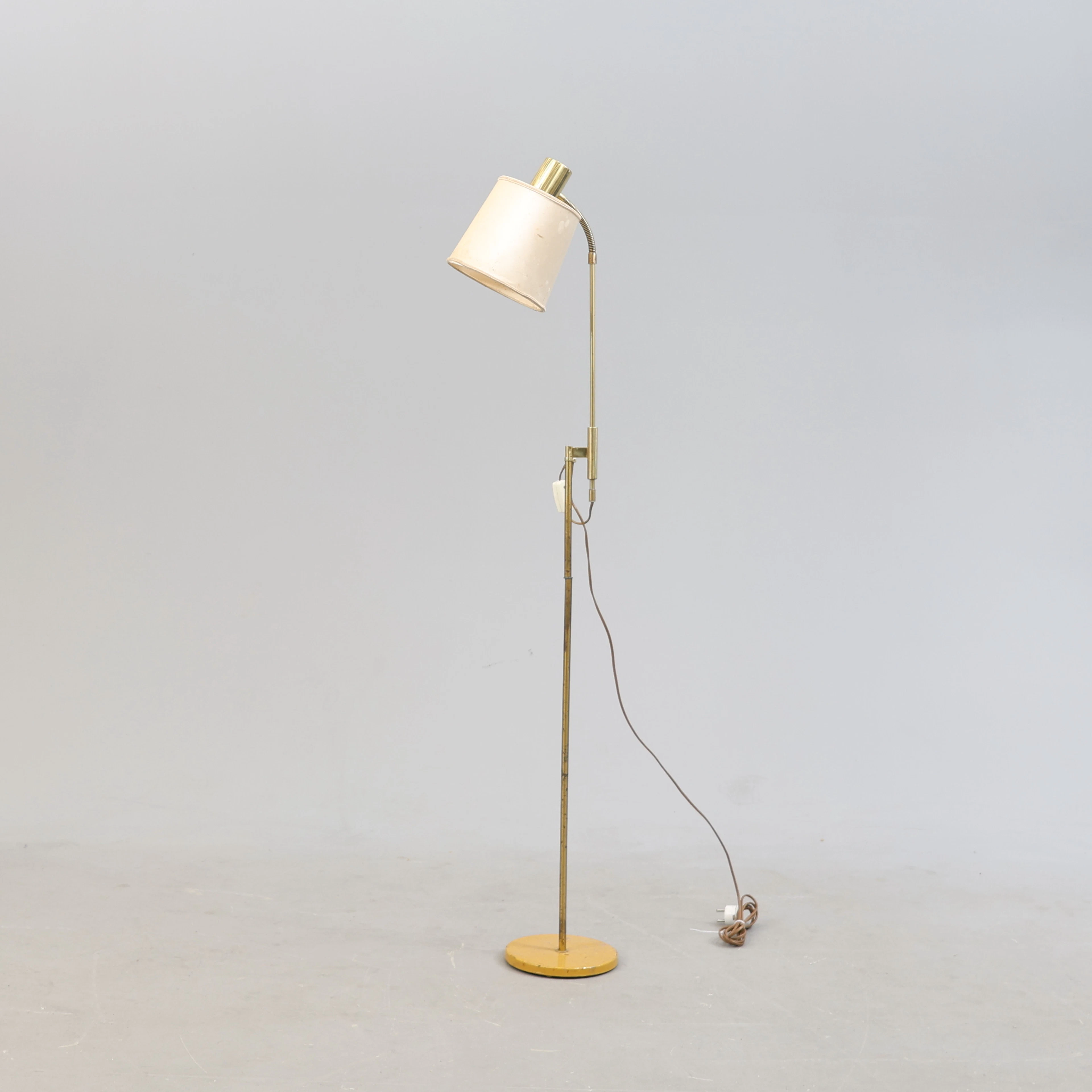 GOLVLAMPA, mässing, MAE 4426, 1900-tal.