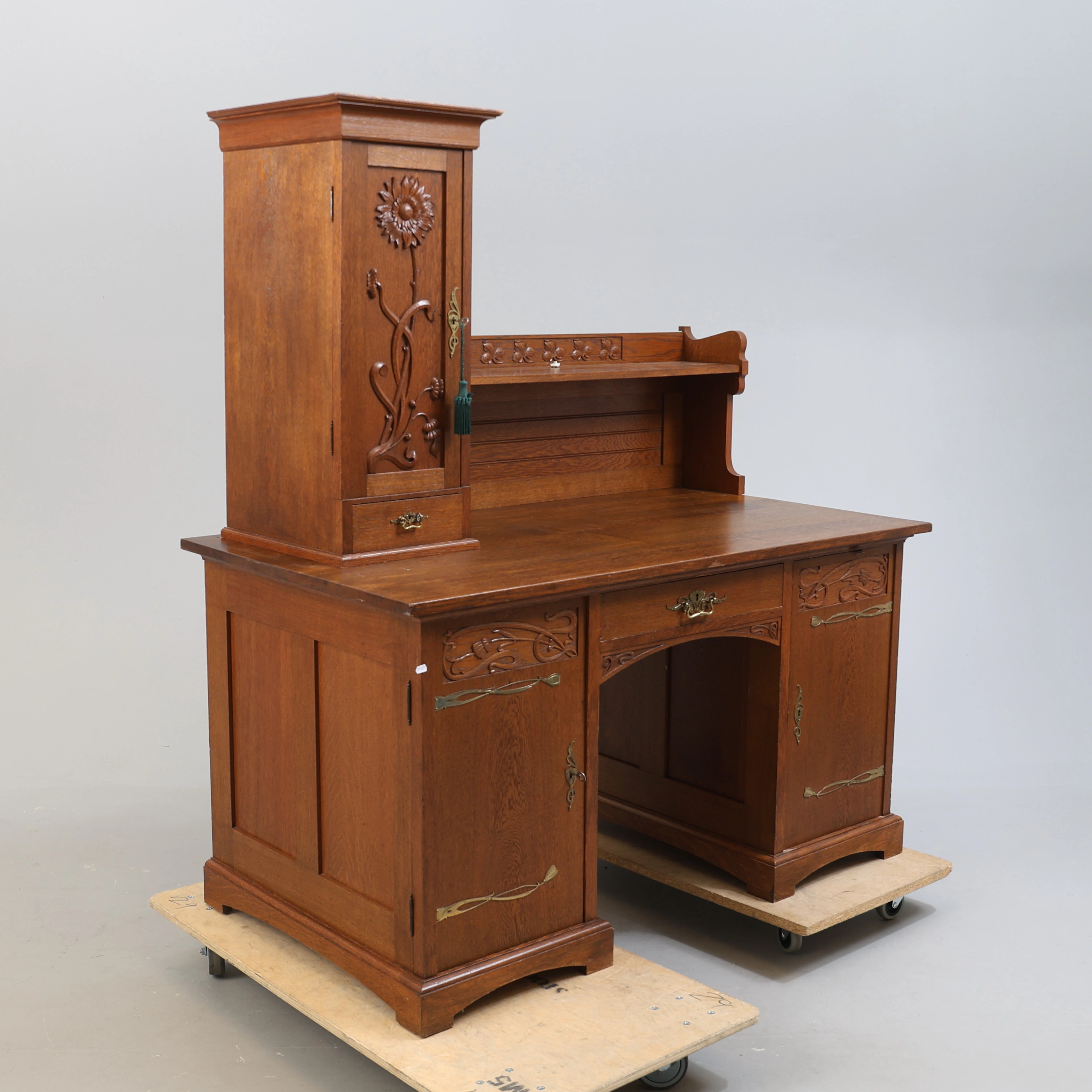SKRIVBORD med STOL, ek, Jugend, 1900-talets börja.