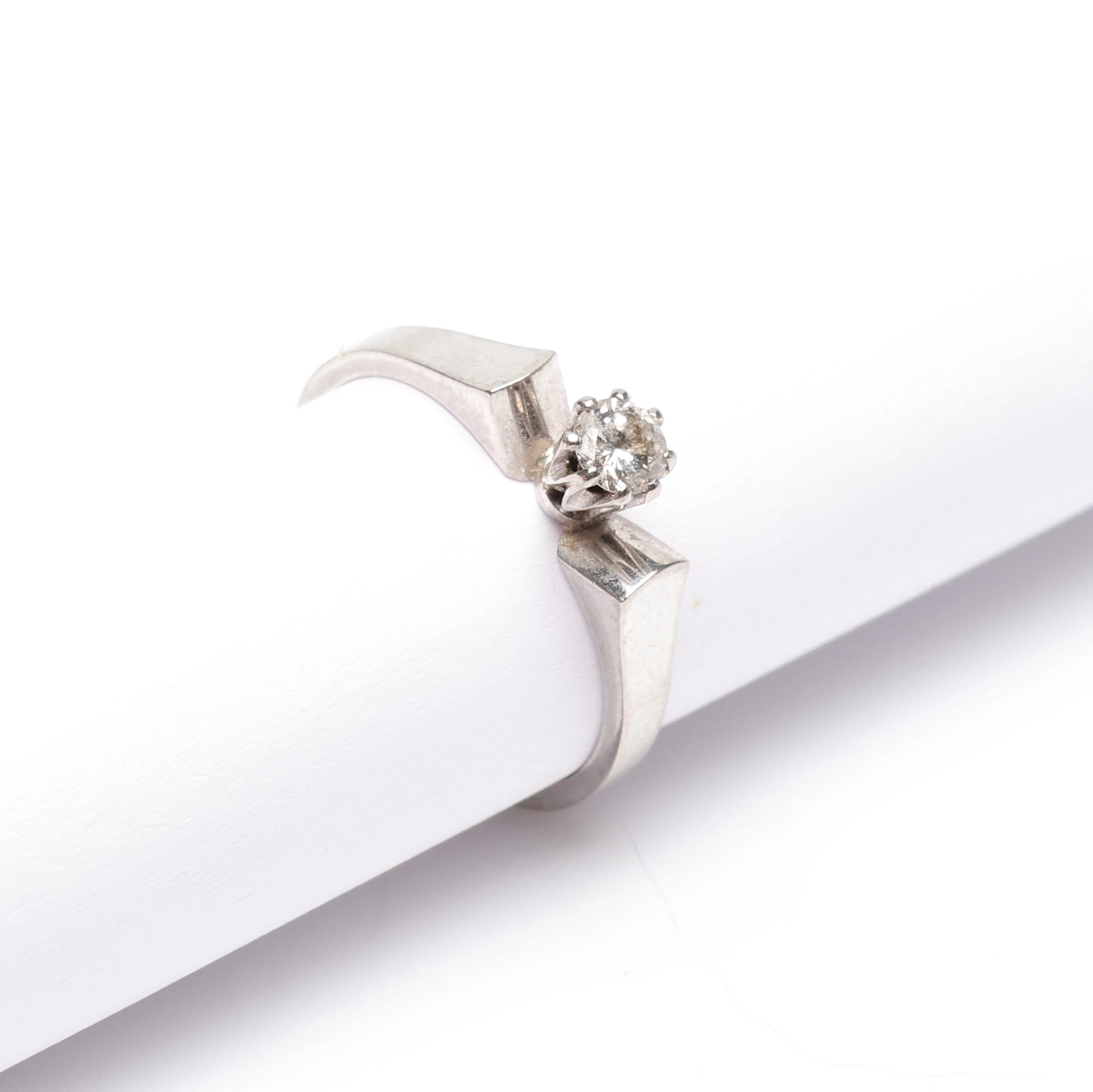 ENSTENSRING, 18K vitguld med diamant om 0.17ct enligt gravyr. Vikt ca 3.2gram.