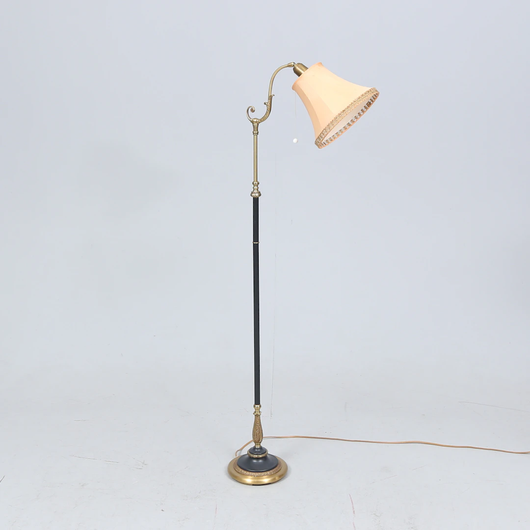 GOLVLAMPA, mässing och patinerad metall, 1900-tal.