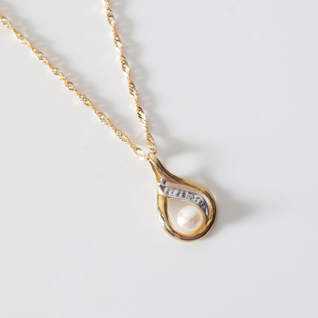 COLLIER, med hänge, 18K guld med pärla. Totalvikt ca 1,9 gram.