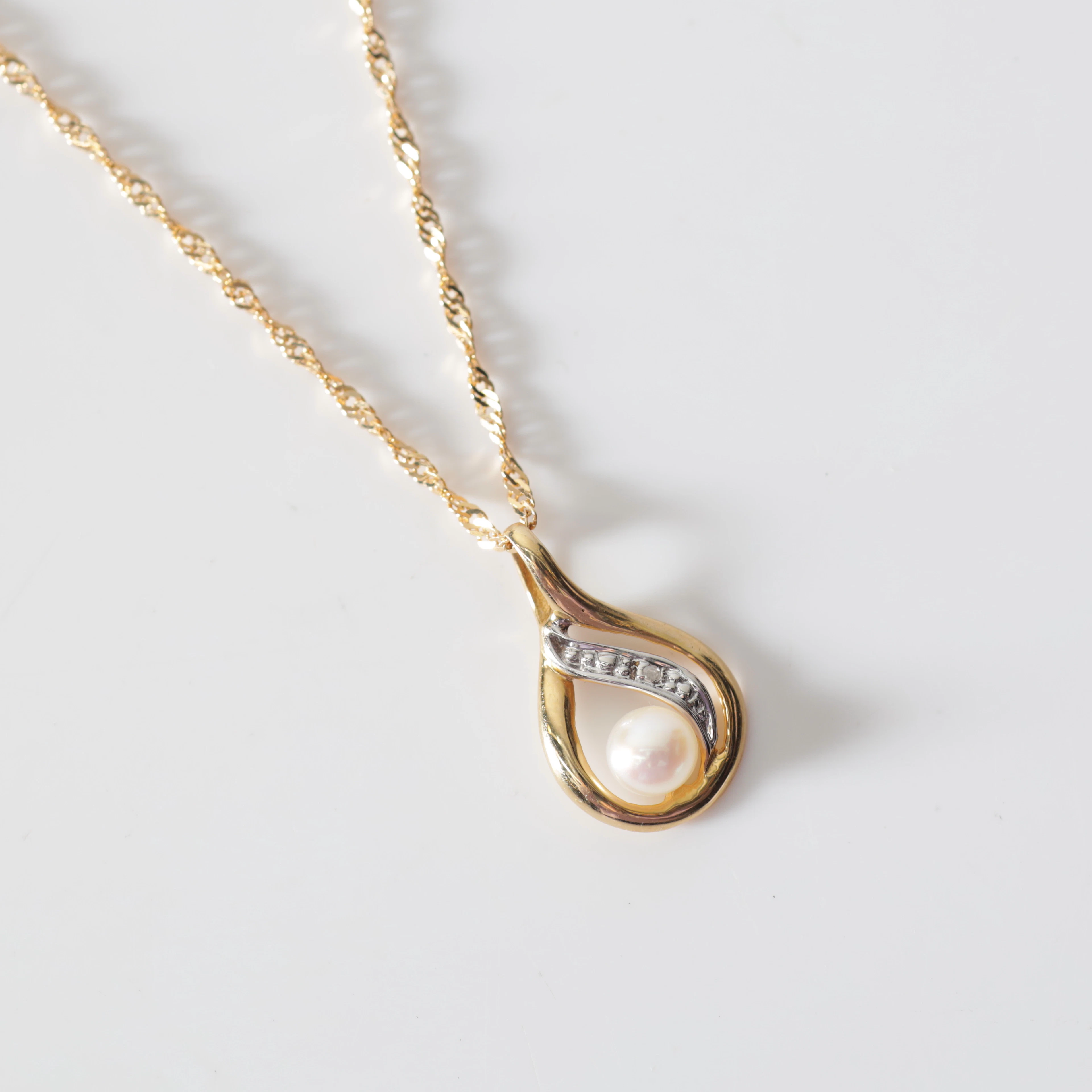 COLLIER, med hänge, 18K guld med pärla. Totalvikt ca 1,9 gram.