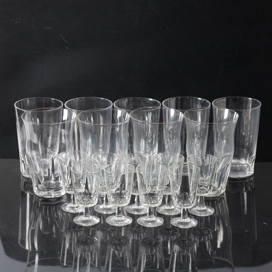 DRYCKESSERVISDELAR, 18 delar, glas, bl.a. Elis Bergh, 1900-tal.