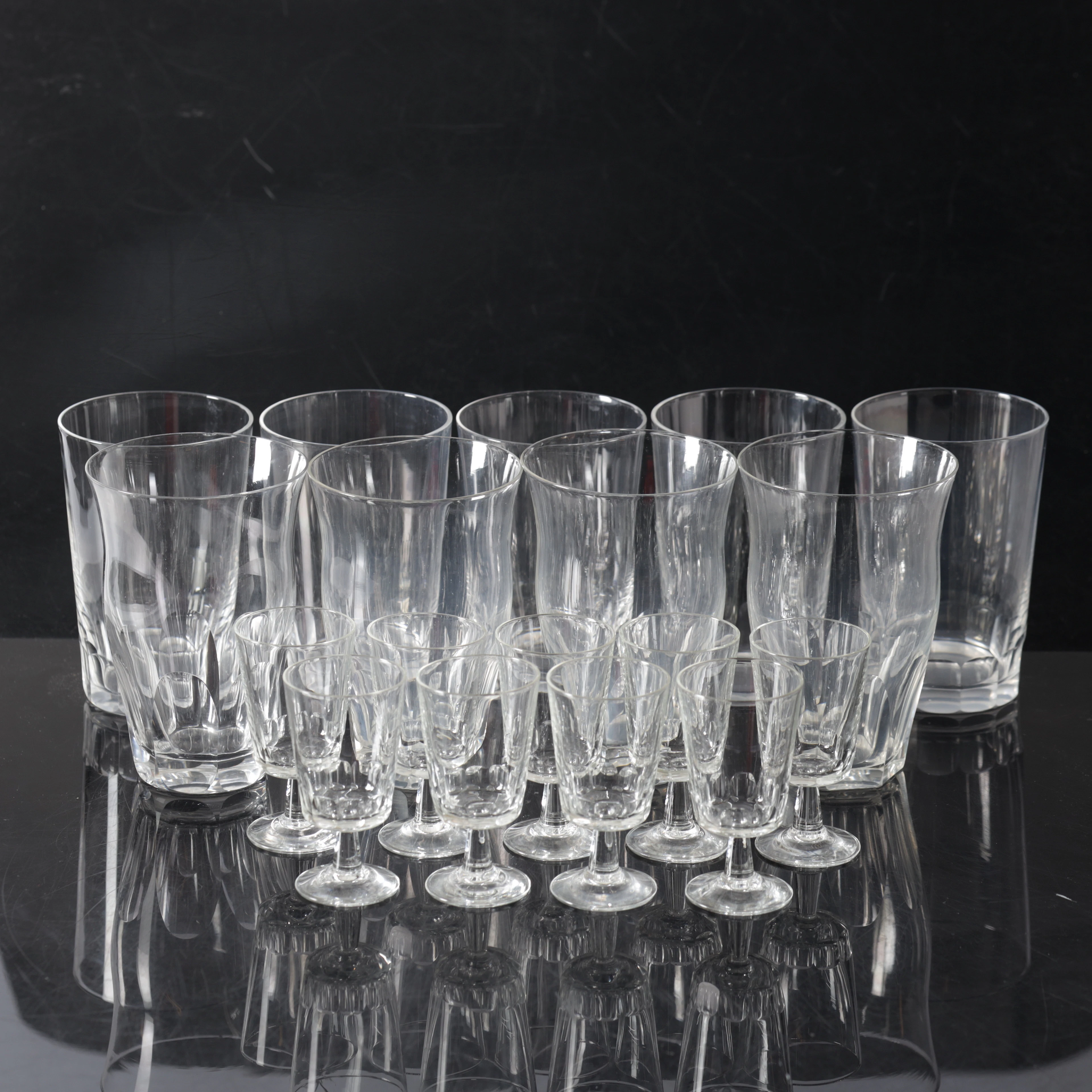 DRYCKESSERVISDELAR, 18 delar, glas, bl.a. Elis Bergh, 1900-tal.