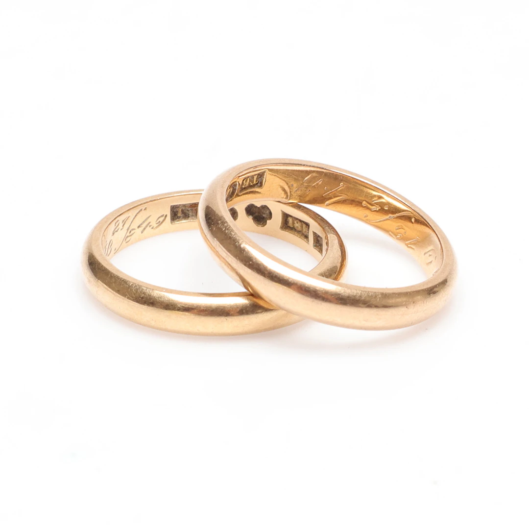 RINGAR, 2 st, slät modell, 18k guld. vikt ca 7.4gram.