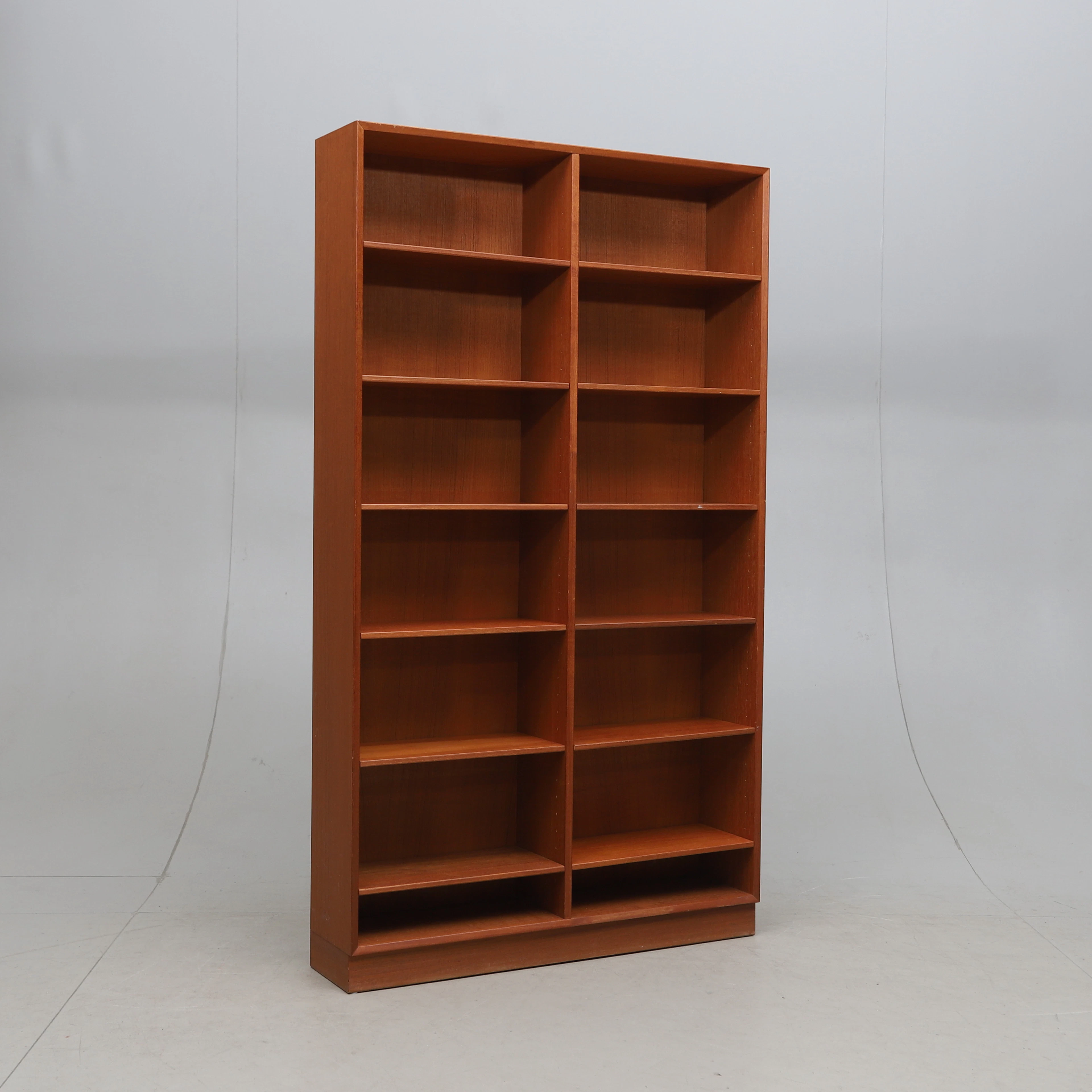 ILS JONSSON. Bokhylla, teak," Domi 14", Troeds, 1950/60-tal.