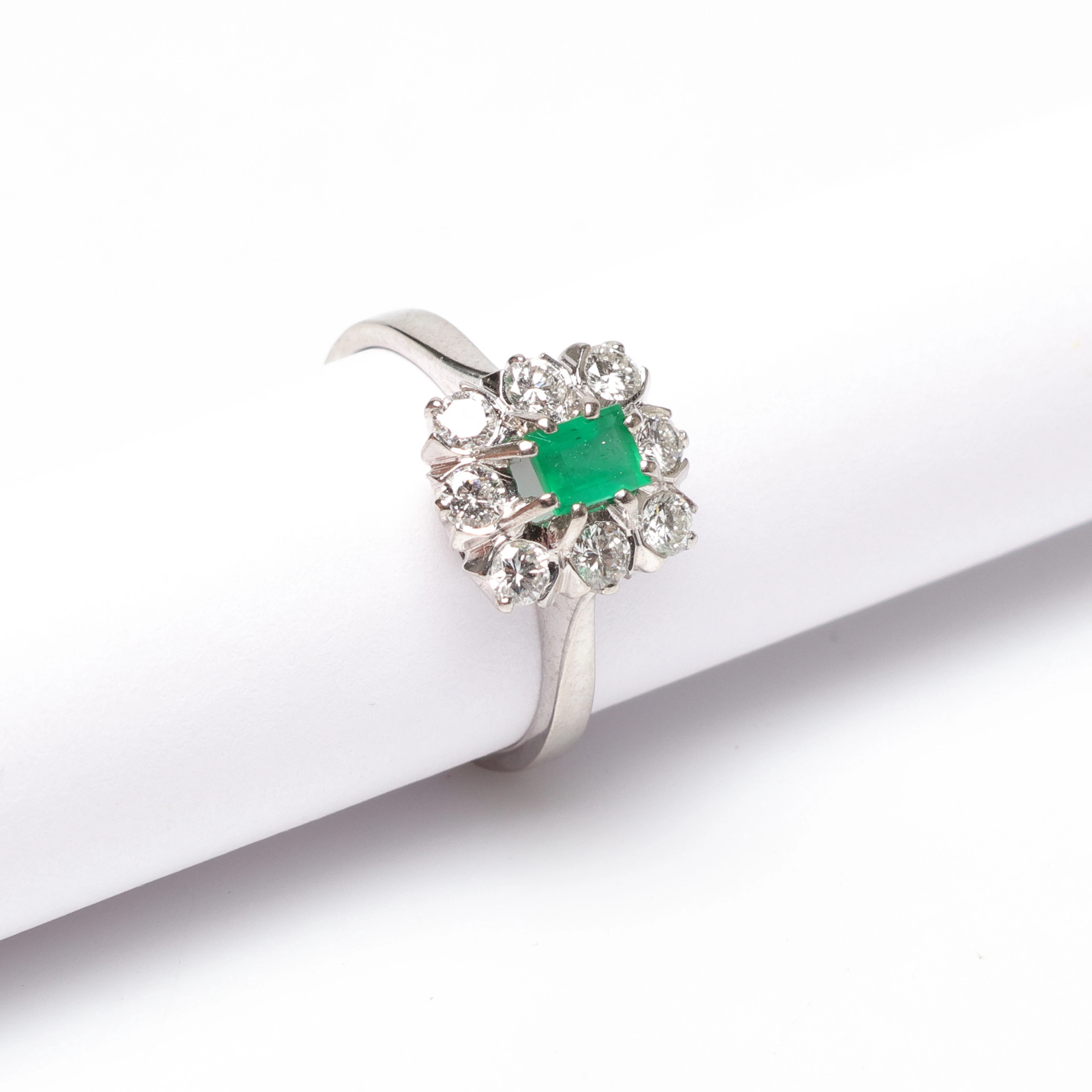 RING, 18K vitguld med smaragd och diamanter. Totalvikt ca 3.9gram.
