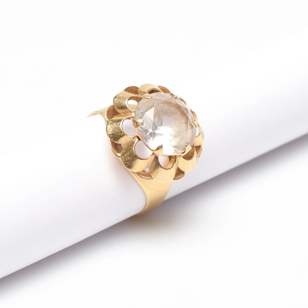 RING, 18K guld, med vit sten, vikt ca 3.5gram.