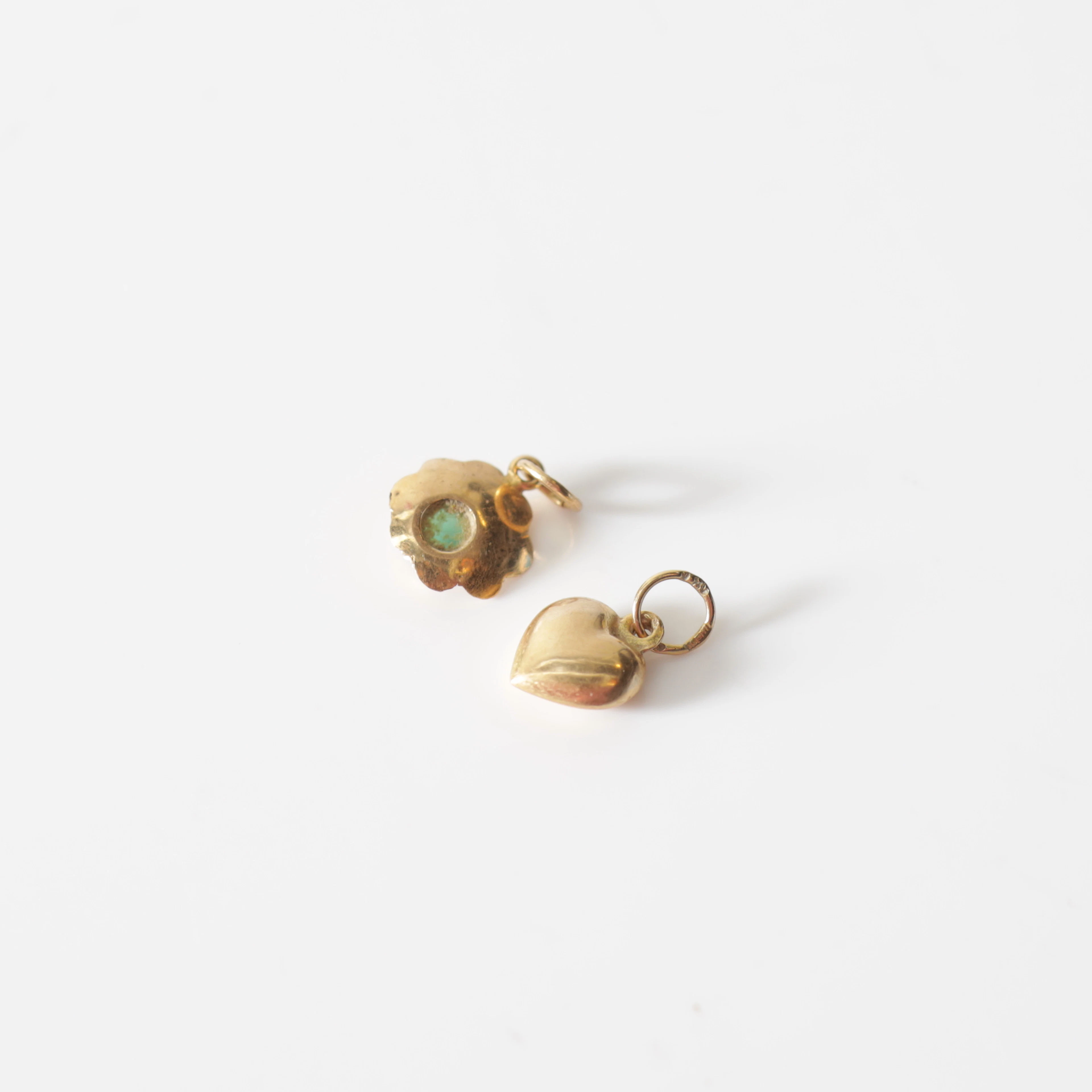 BERLOCKER, 2 st, 18K guld med sten. Totalvikt ca 0,8 gram.