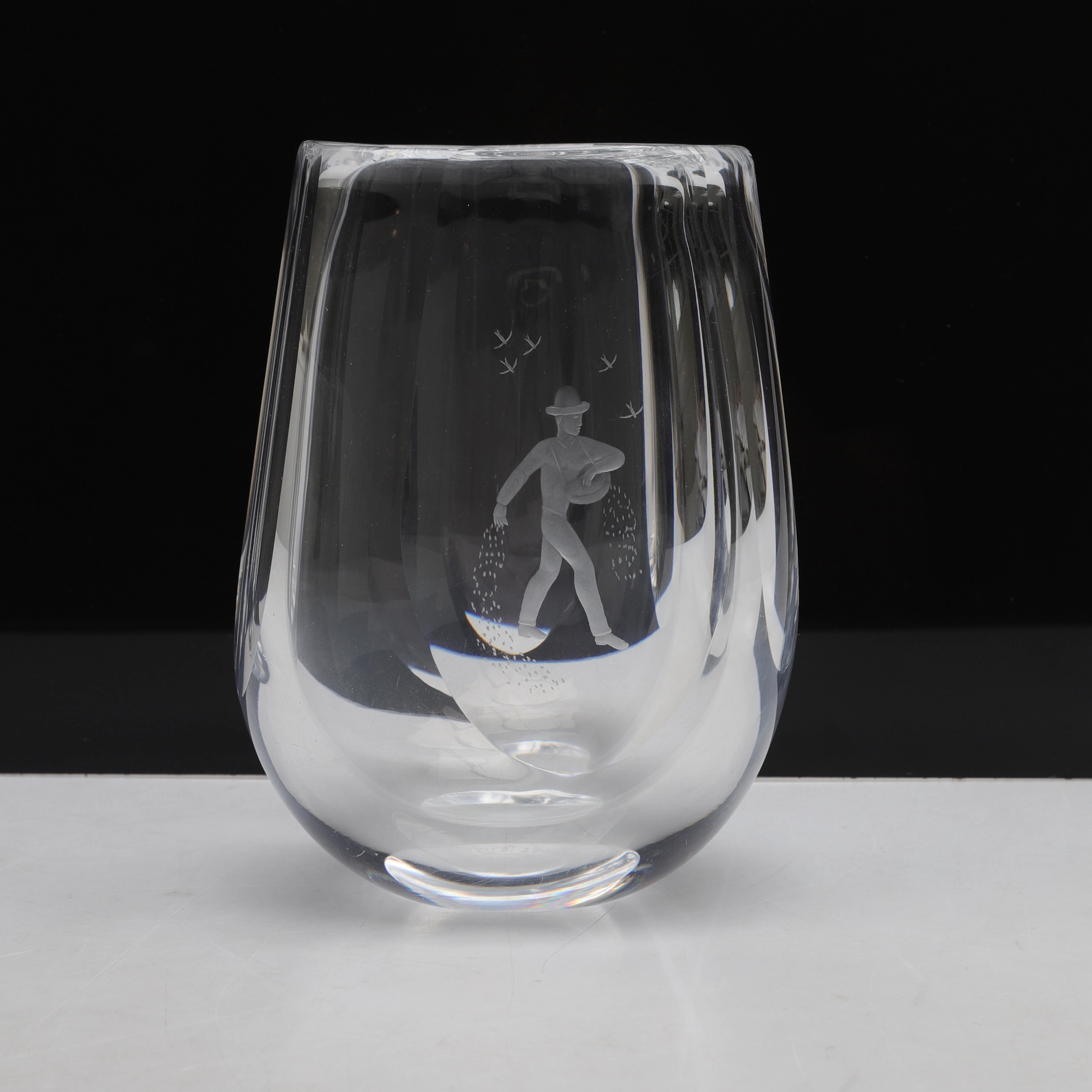 SVEN PALMQVIST. Vas, glas, graverad dekor, Orrefors, signerad.