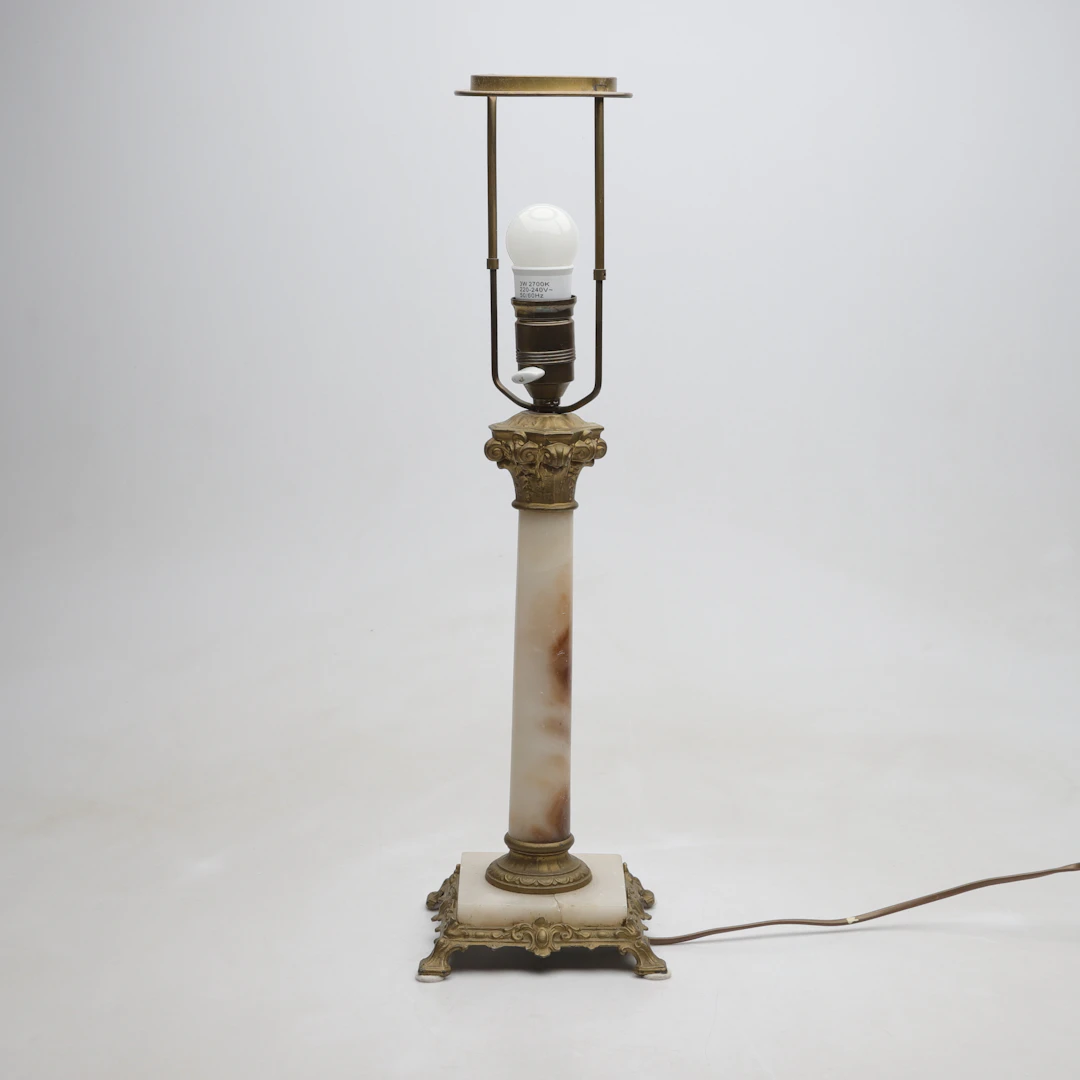 BORDSLAMPA, alabaster och metall, empire stil, 1900-talets första hälft.