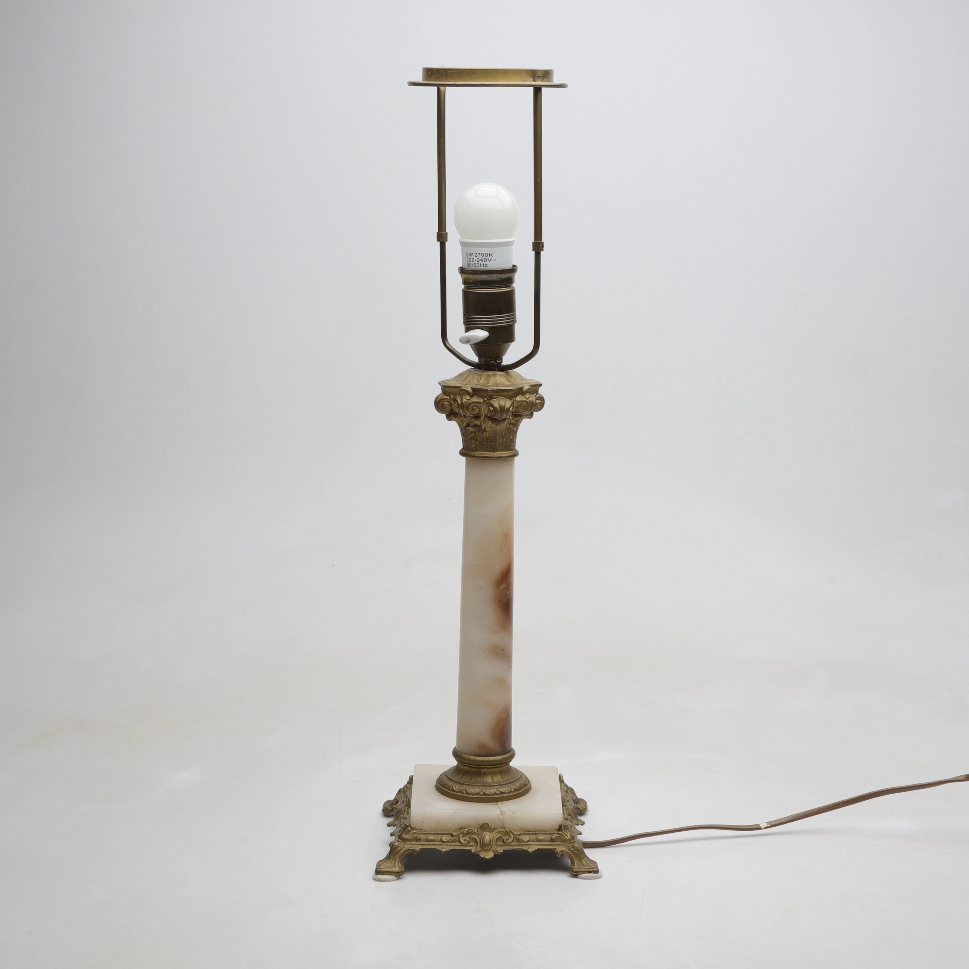 BORDSLAMPA, alabaster och metall, empire stil, 1900-talets första hälft.