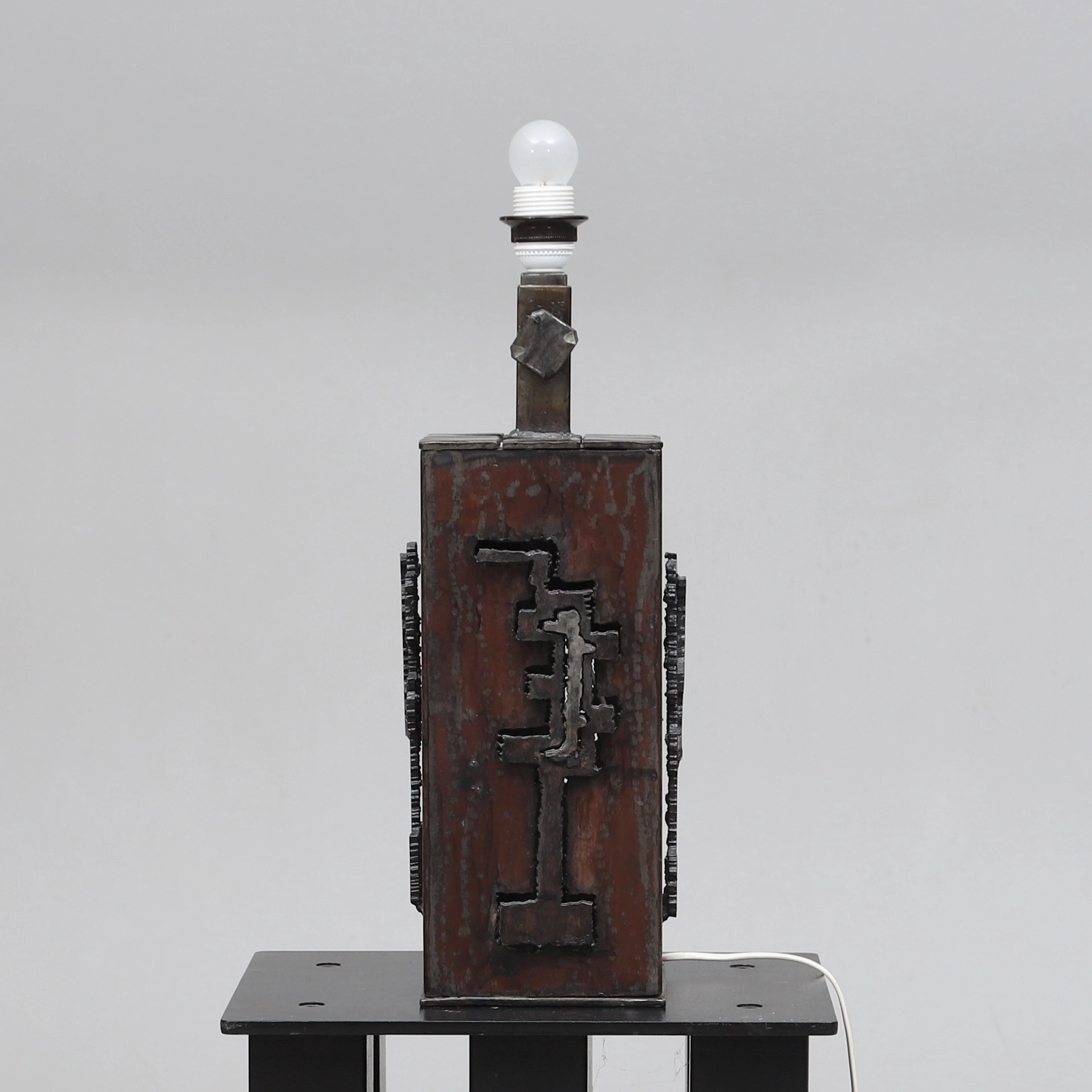 BORDSLAMPA, metall, brutalistisk stil, märkt Woger -77.