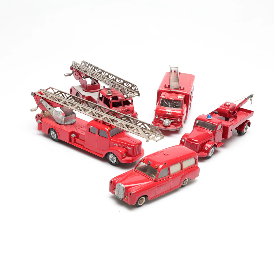 MODELLBILAR, 5 st, räddningsfordon, Tekno samt Dinky Supertoys.