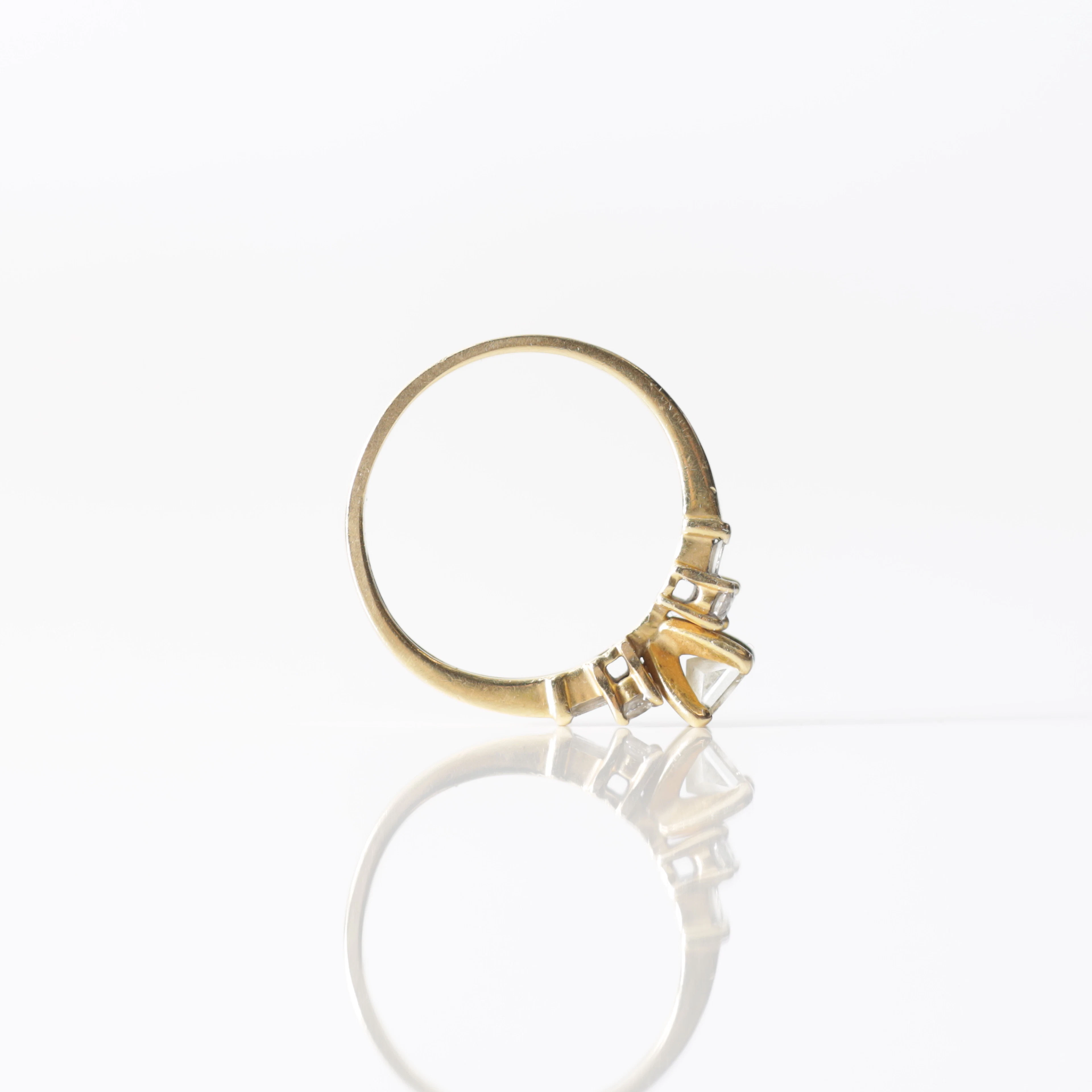 RING, 18K guld med diamanter. Totalvikt ca 2,7 gram.