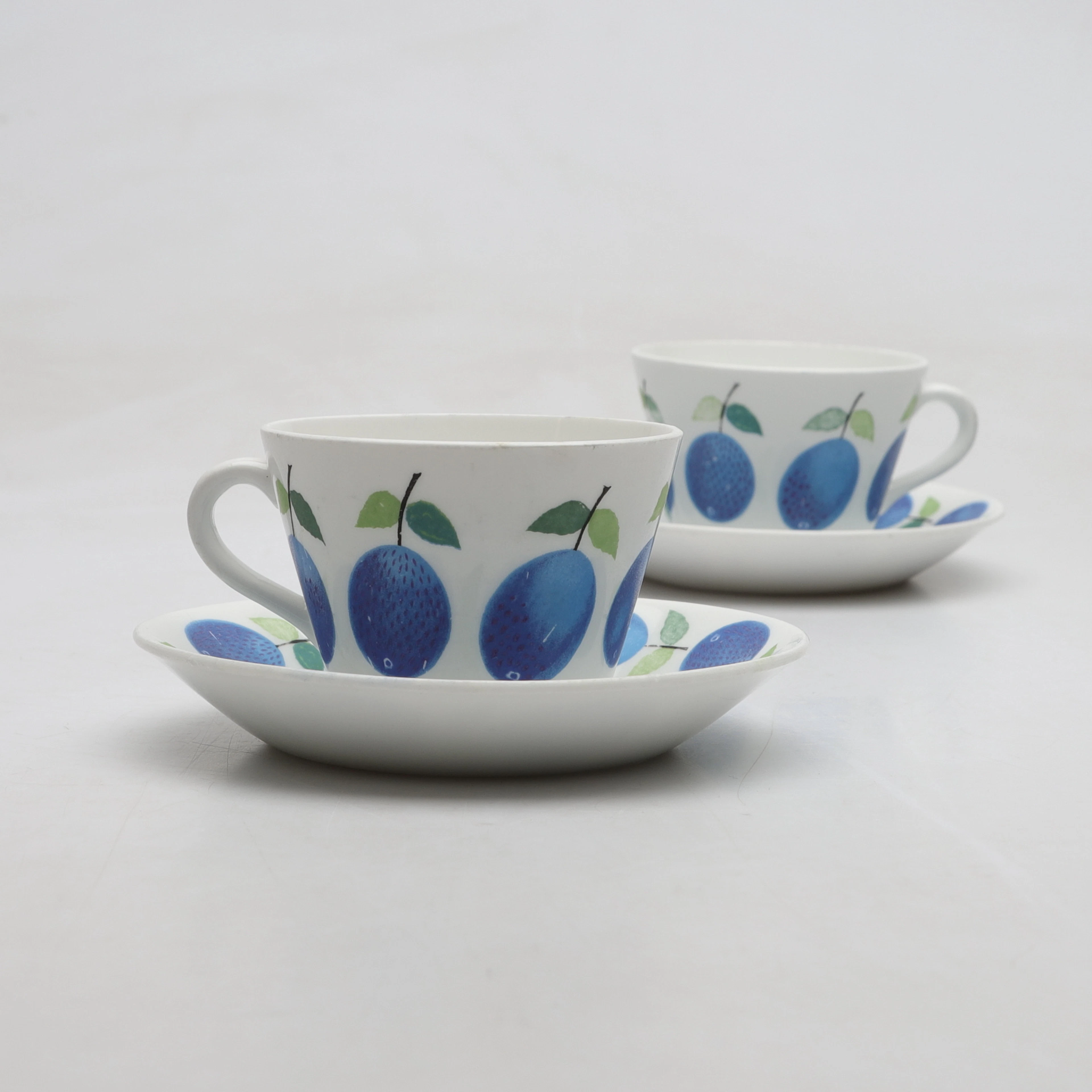 STIG LINDBERG. Kaffekoppar med fat, 4 delar, benporslin, Gustavsberg.