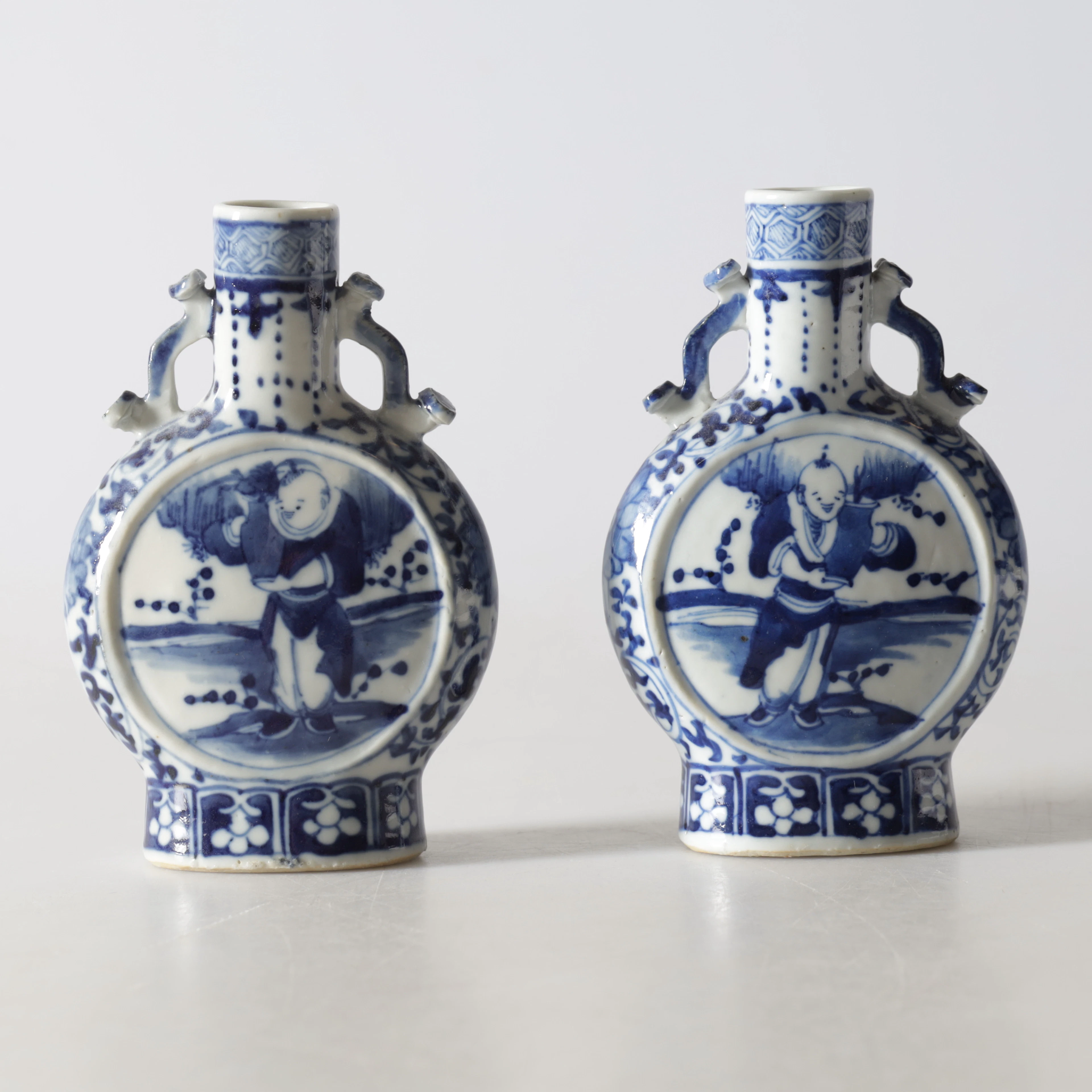 PILGRIMSKRUS, 1 par, porslin, Kina.