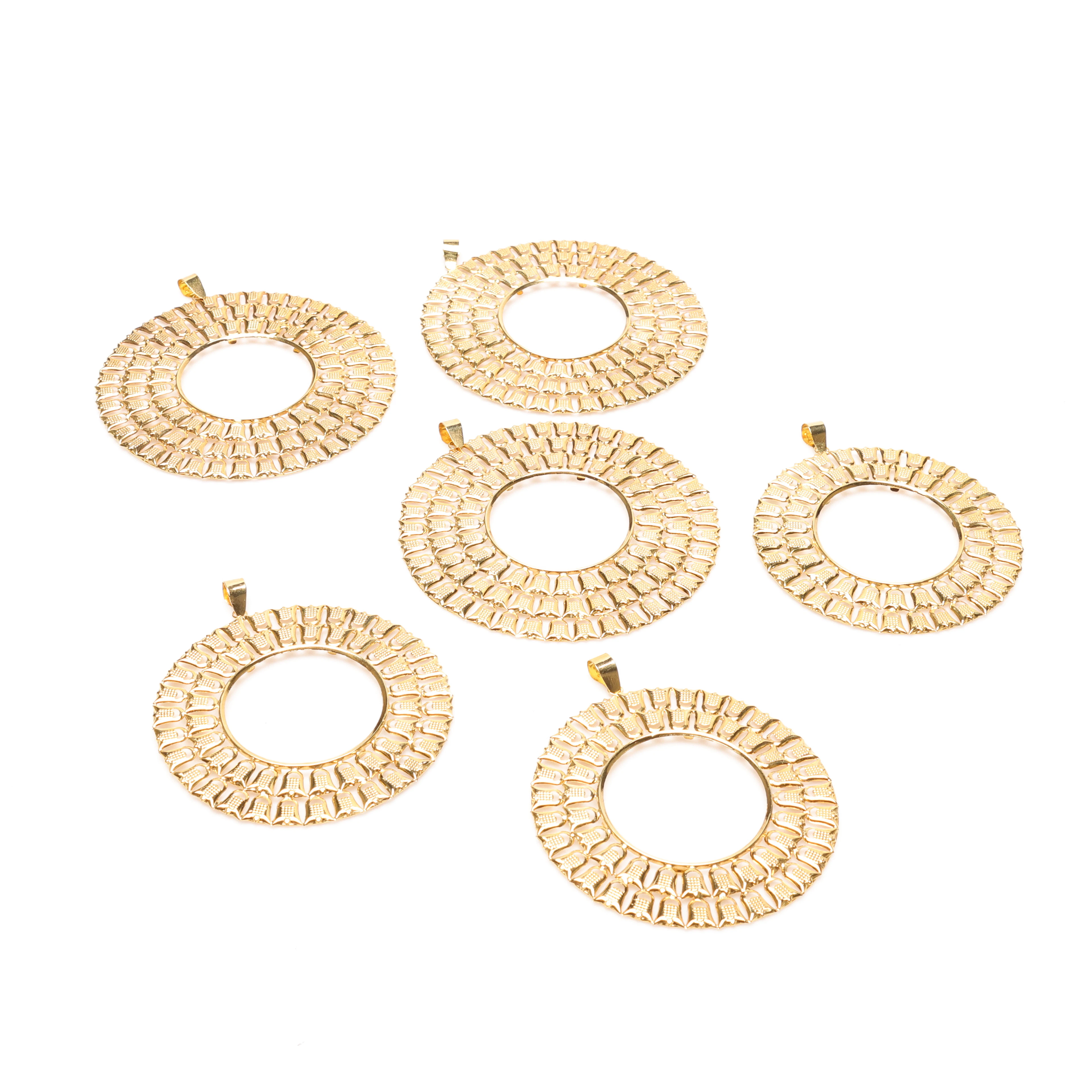 6 HÄNGE, i olika storlekar, 14K, Guld, vikt cirka 58,2 gram.