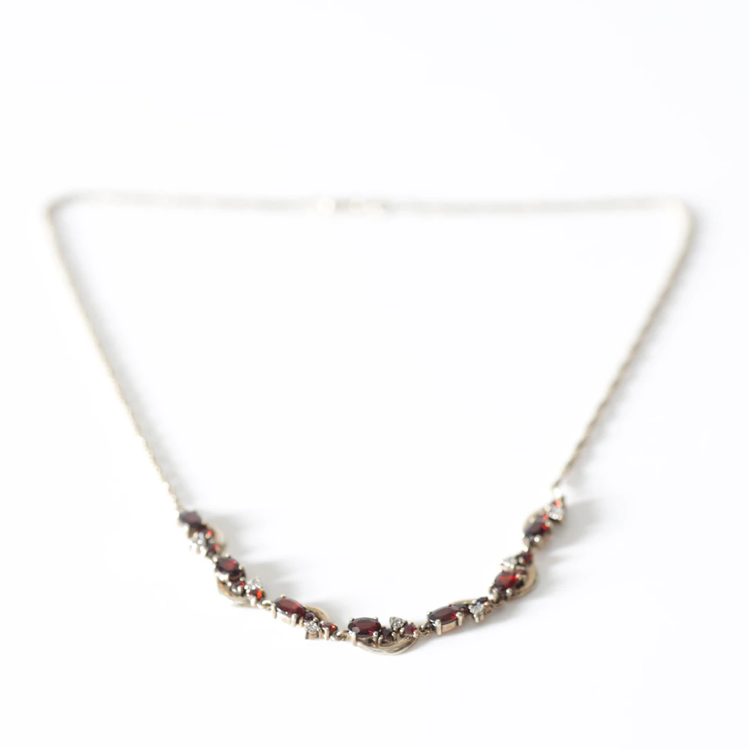 COLLIER & ÖRHÄNGEN, 3 delar, förgyllt sterlingsilver granater & briljantslipade