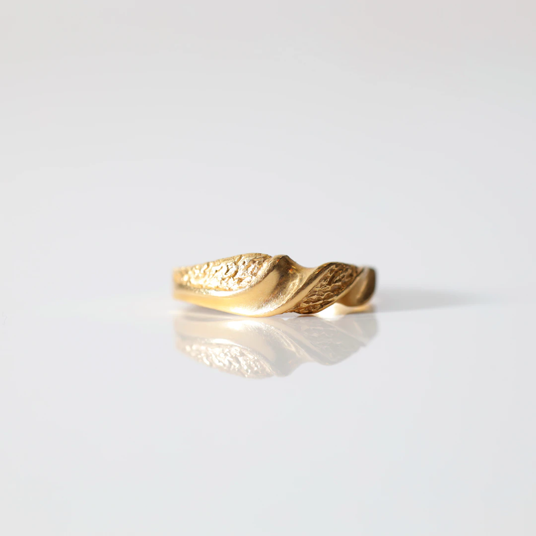RING, 18K guld. Totalvikt ca 2,1 gram.