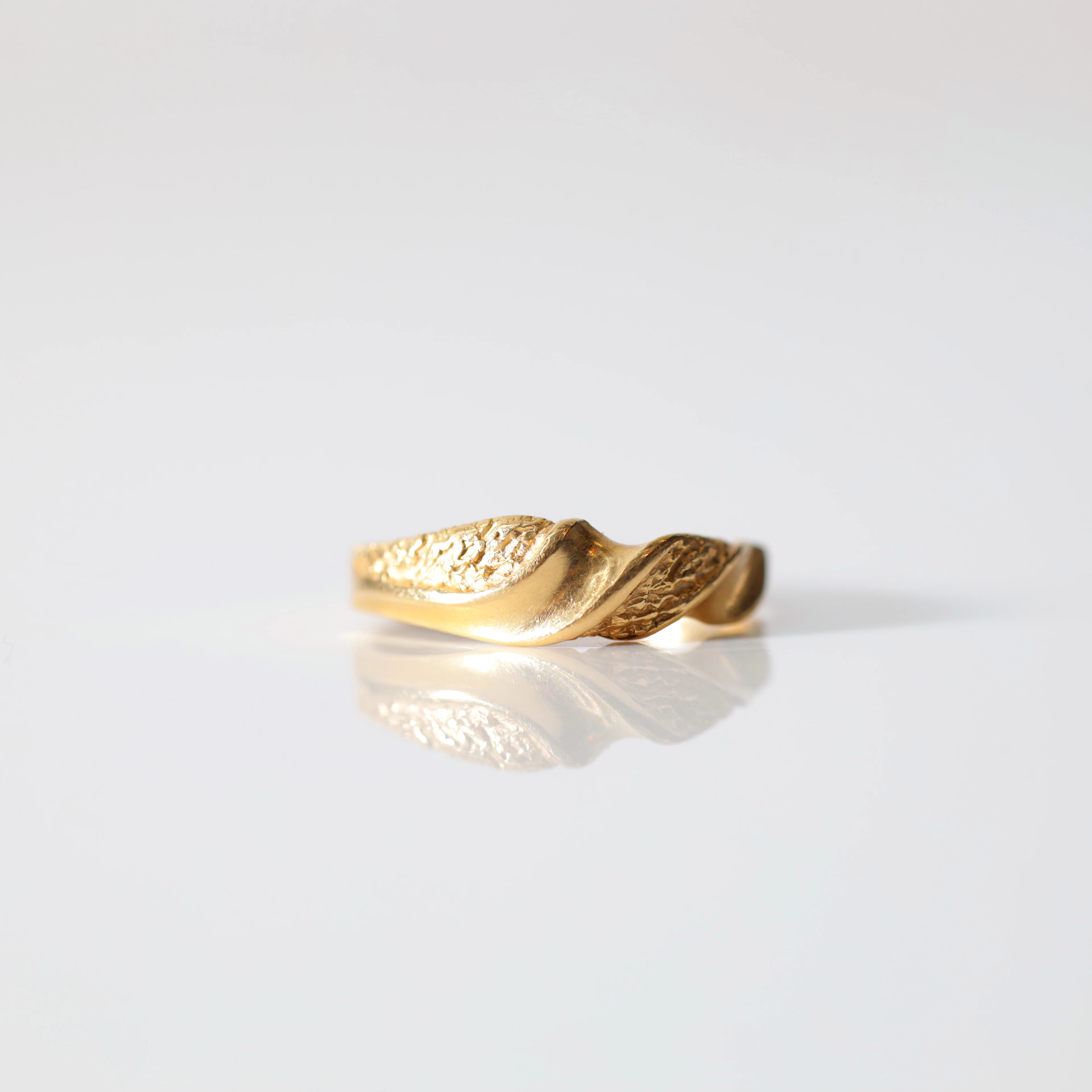 RING, 18K guld. Totalvikt ca 2,1 gram.