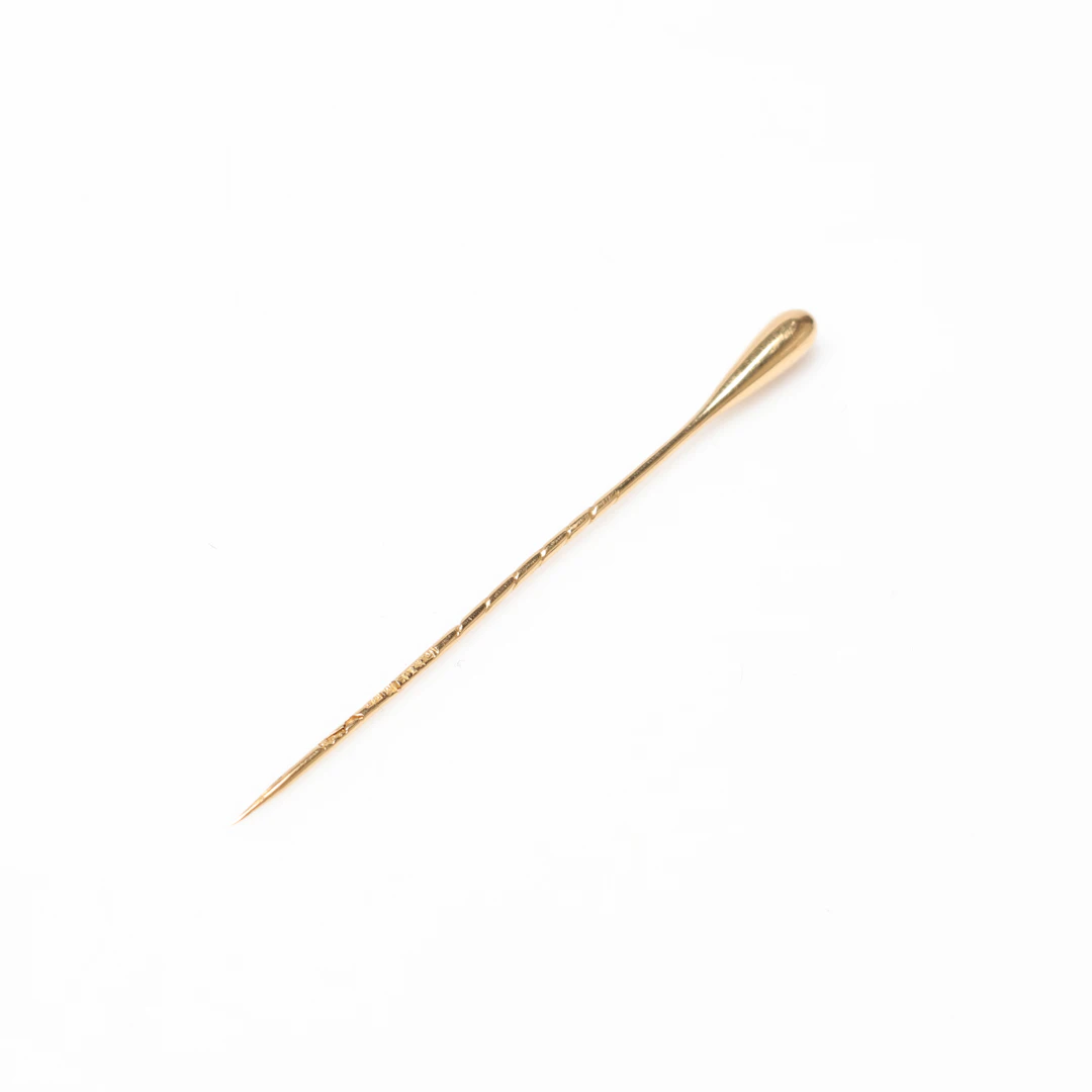 KRAVATTNÅL, 18k guld vikt ca 1 g.