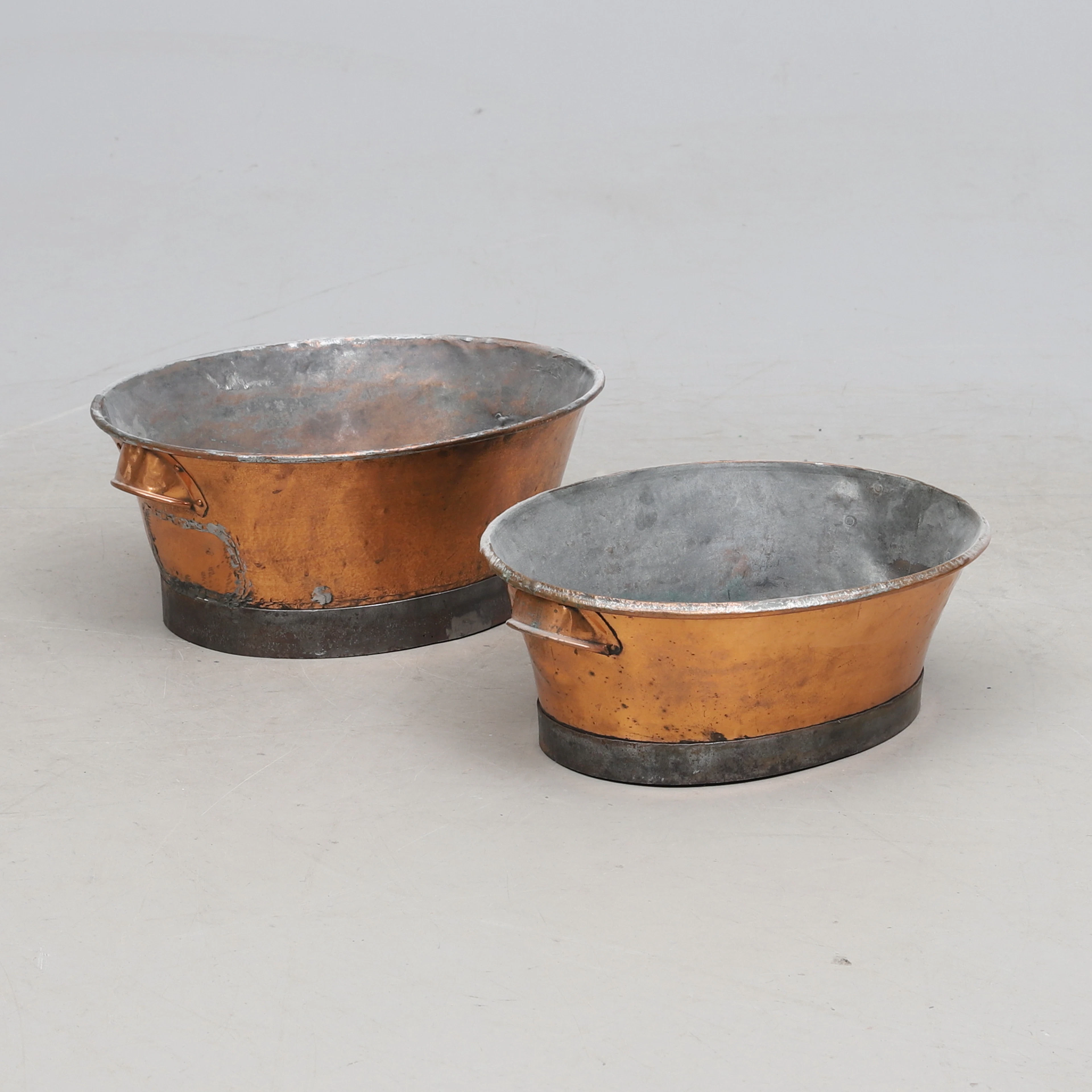 DISKBALJOR, 2 st, koppar, 1800-tal.