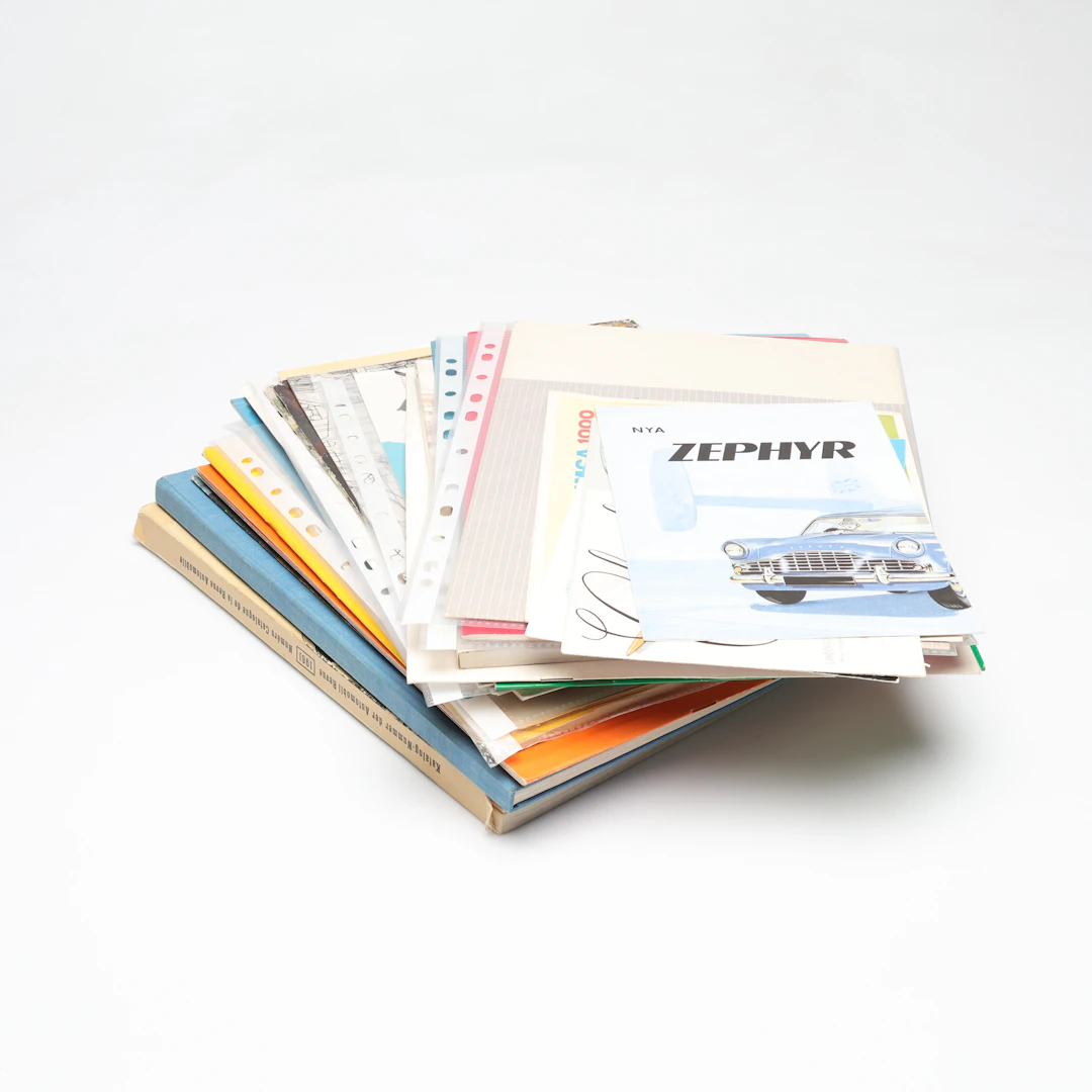 INSTRUKTIONSBOK/KATALOGER, 27 st, Bl.a Mercedes-Benz, Volkswagen, Jaguar.