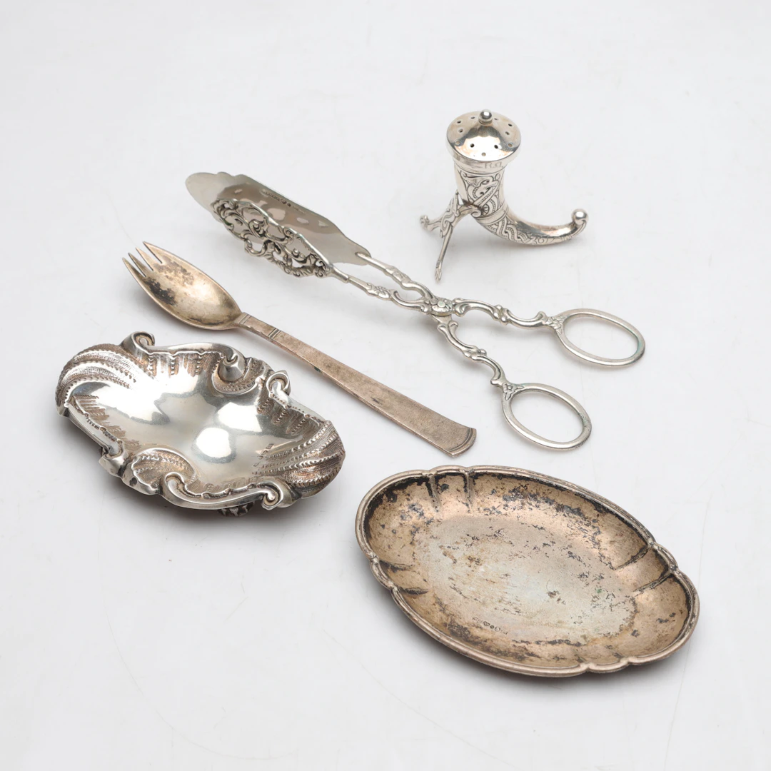 SILVERFÖREMÅL, 5 delar, b.la. Sverige, 18-/1900-tal. Totalvikt ca 143 g.