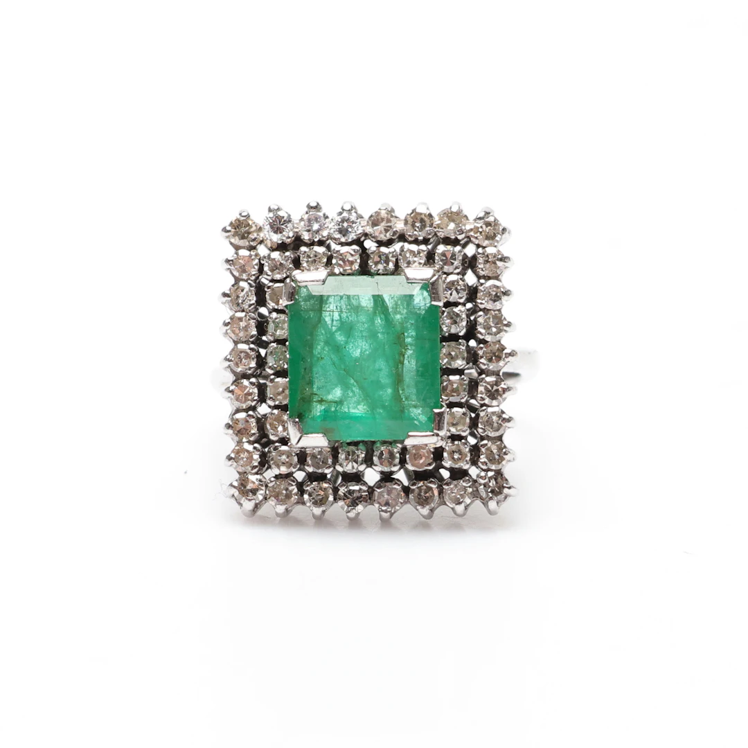 RING, 18k vitguld, smaragd ca 3ct, diamanter totalt ca 0.50 ct, vikt