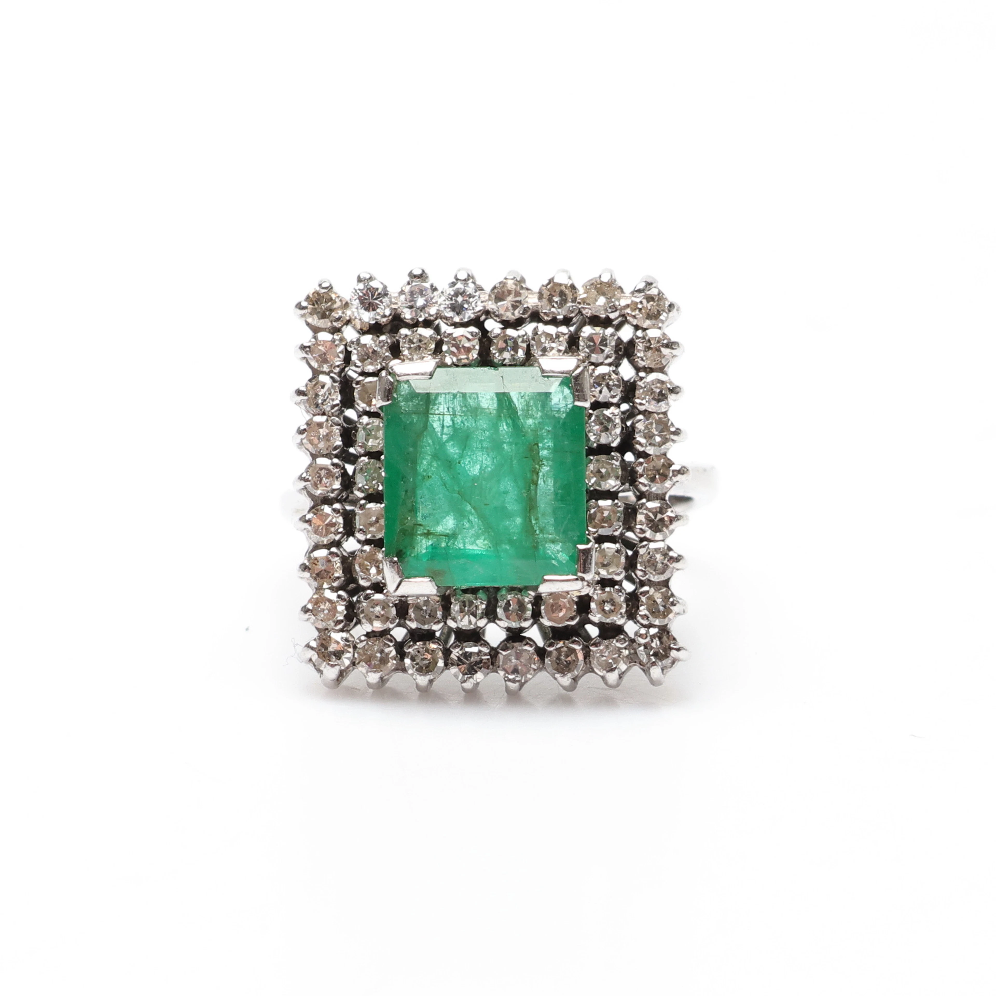 RING, 18k vitguld, smaragd ca 3ct, diamanter totalt ca 0.50 ct, vikt