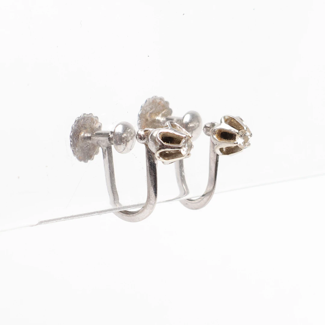 ÖRHÄNGEN, ett par, 18K vitguld, med små diamanter. Vikt 1.8gram.
