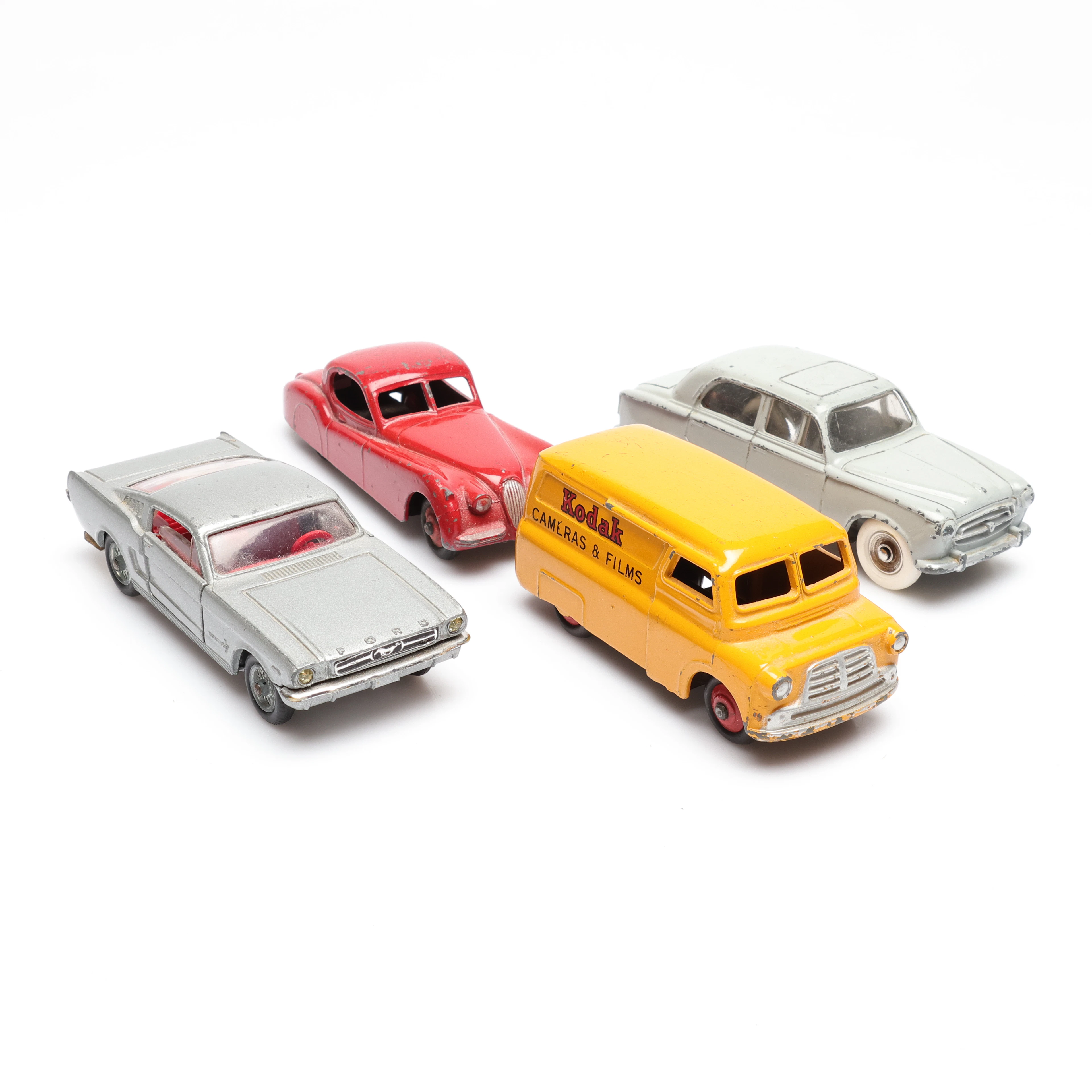 MODELLBILAR, 4 st, Dinky Toys samt Corgi Toys.