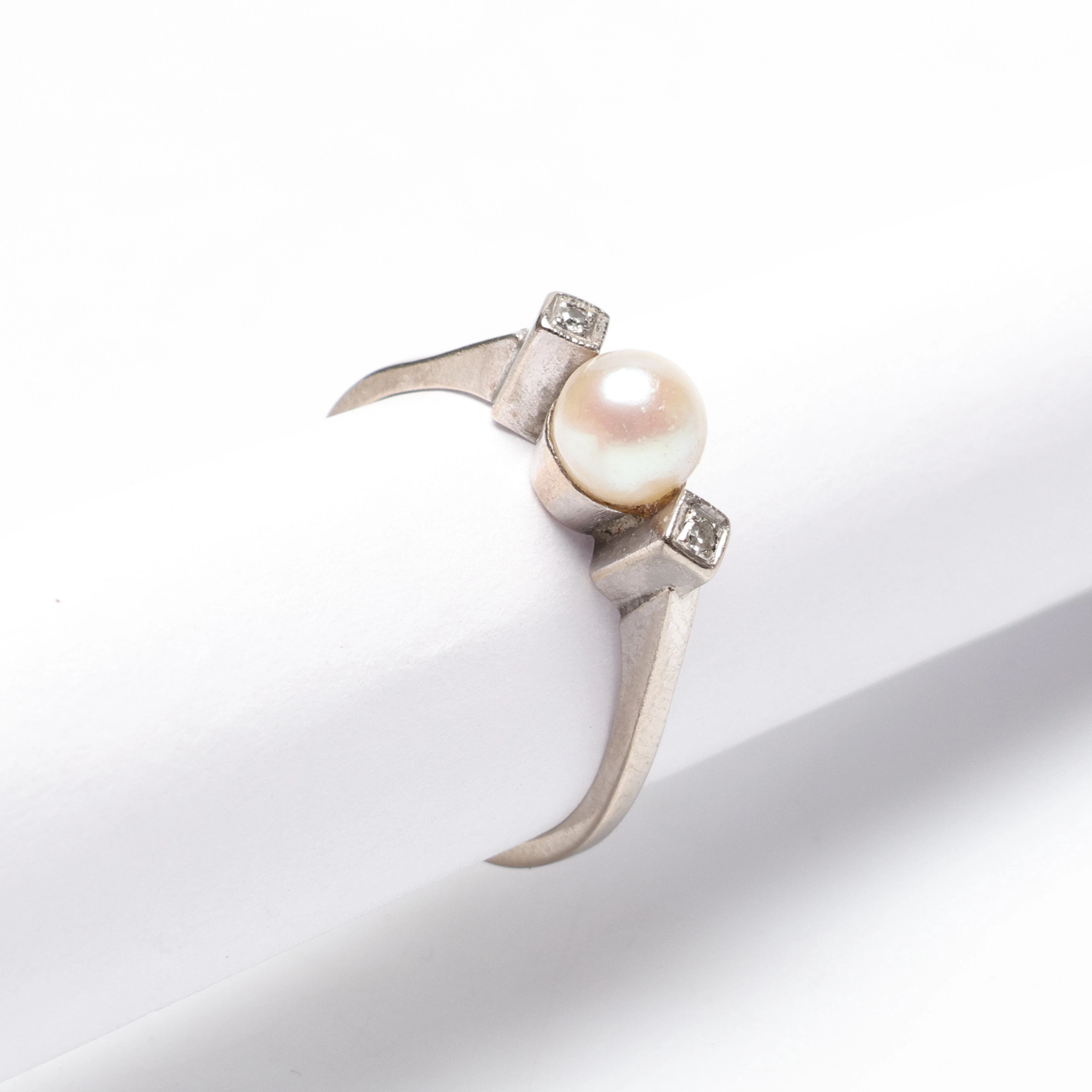 RING, 18K, Vitguld, med pärla och vita stenar. vikt cirka 2.9 gram.