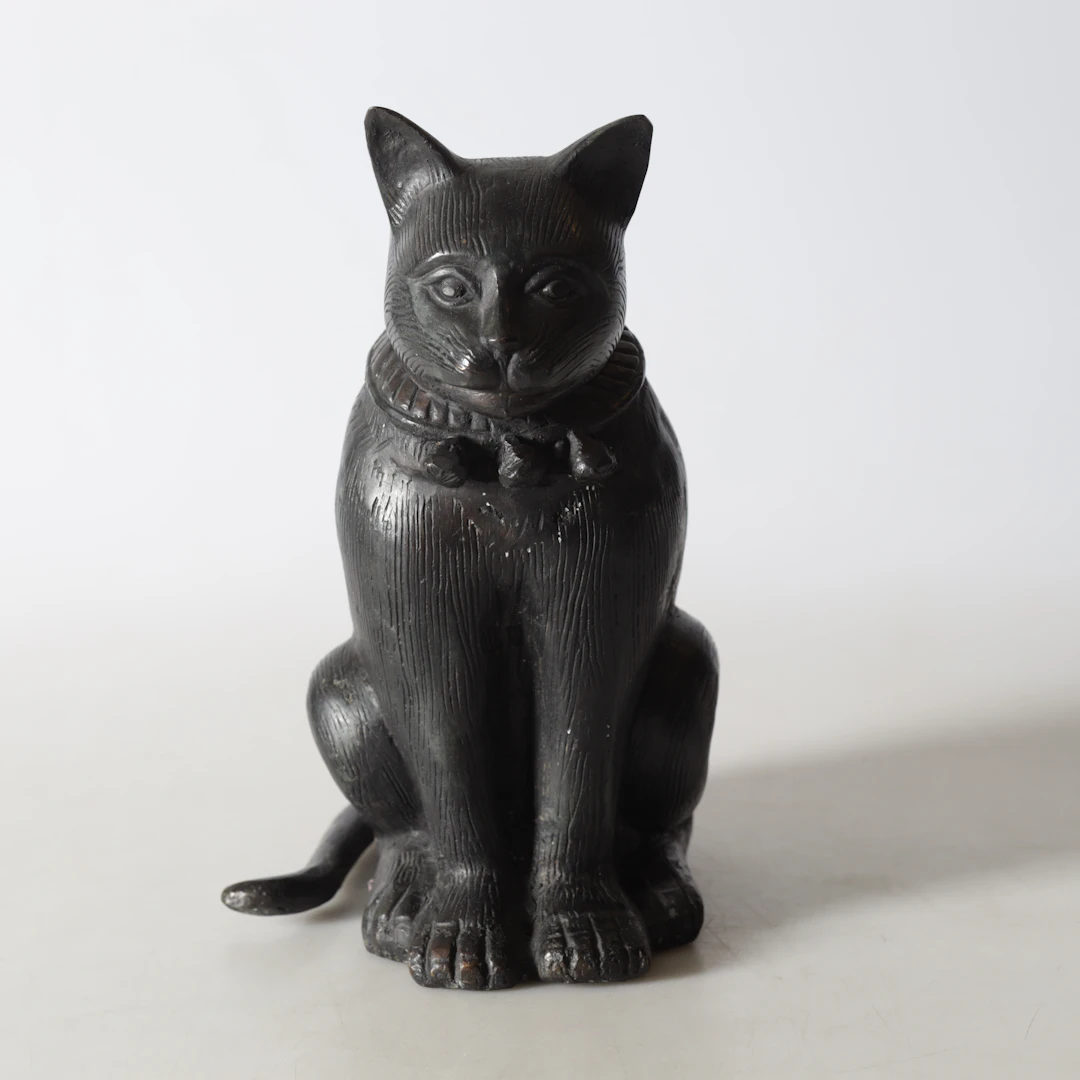 SKULPTUR, i form av katt, patinerad metall.