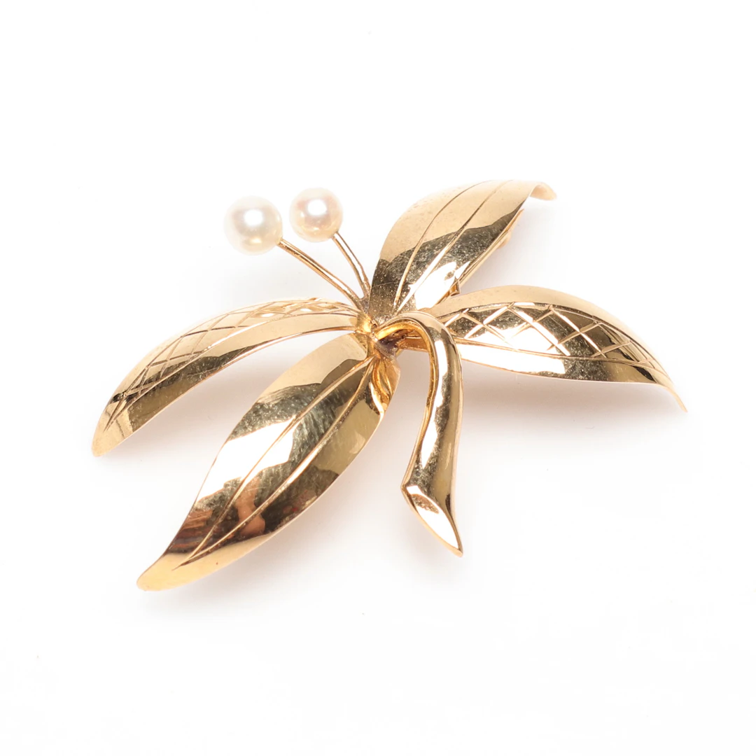 BROSCH, 18K guld, med två pärlor. Vikt ca 3.3gram.