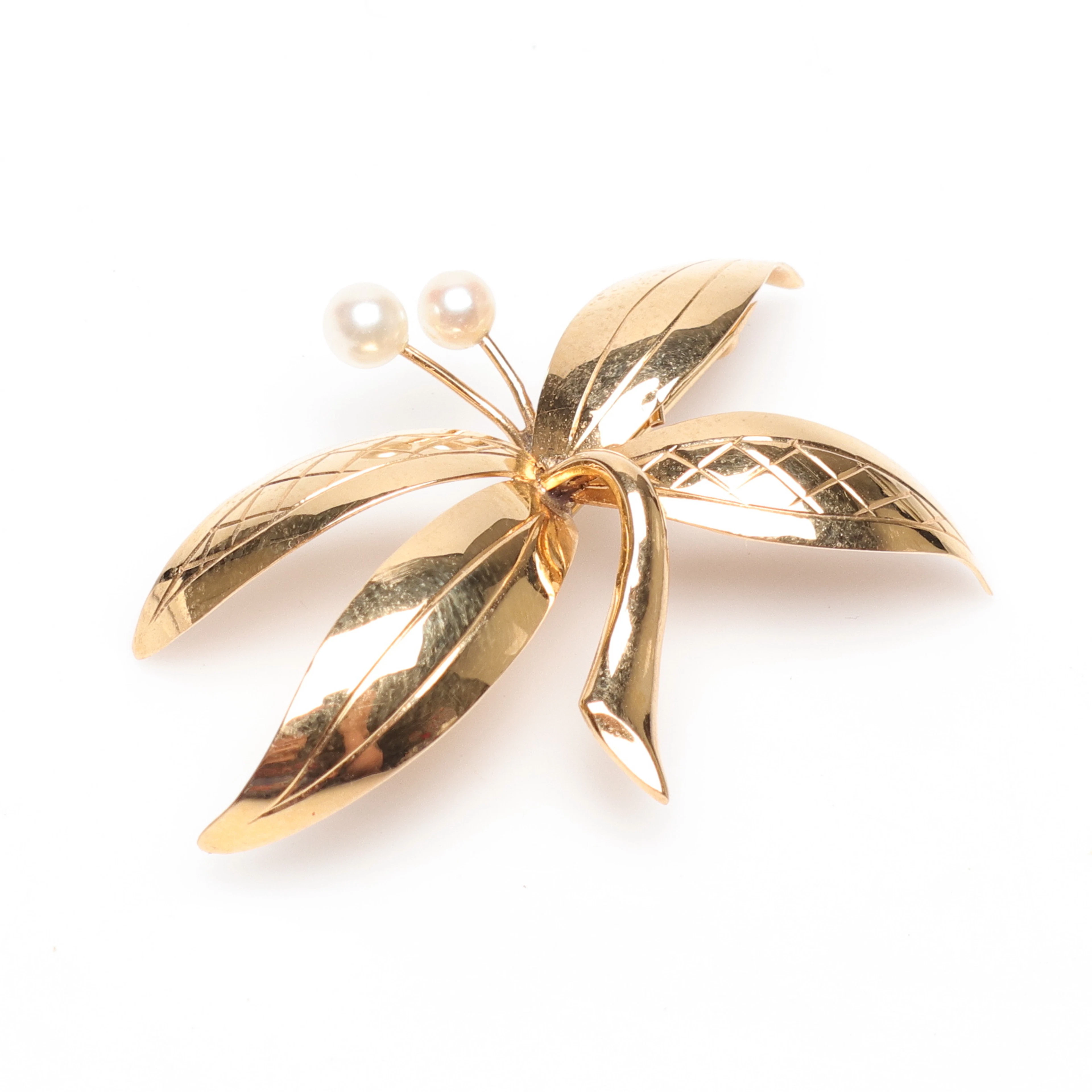 BROSCH, 18K guld, med två pärlor. Vikt ca 3.3gram.