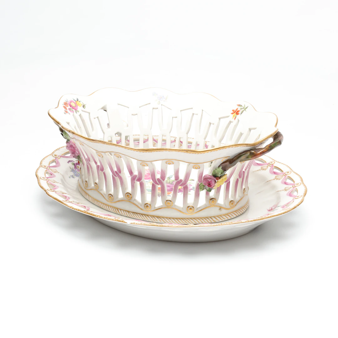 ROYAL COPENHAGEN. Gallerskål samt Fat, "Sachsisk blomster", porslin.