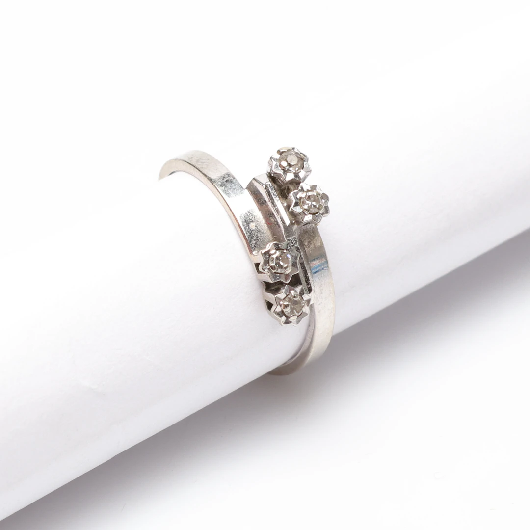 RING, 18K, Guld, med fyra vita stenar. Vikt ca 2.6 gram.