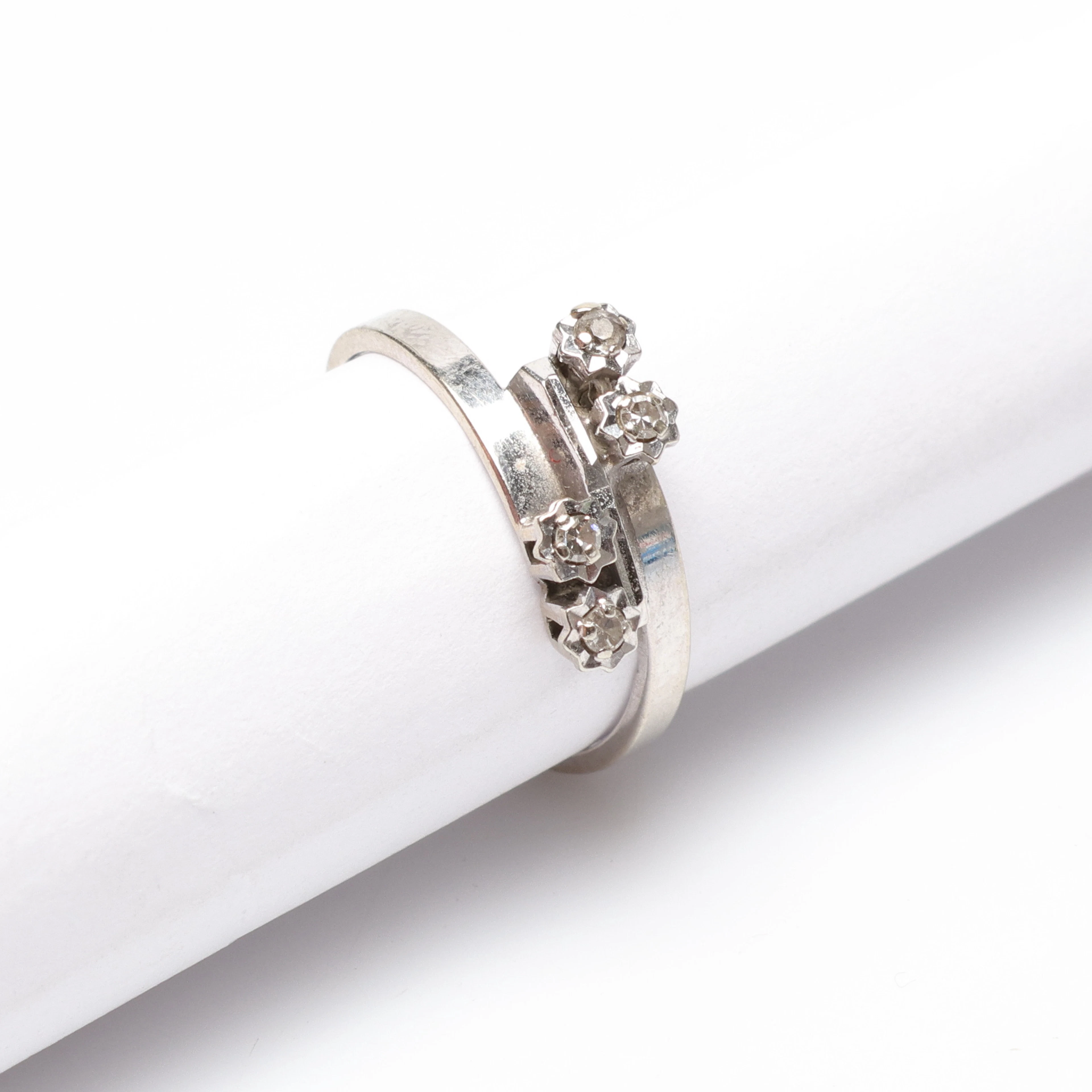 RING, 18K, Guld, med fyra vita stenar. Vikt ca 2.6 gram.