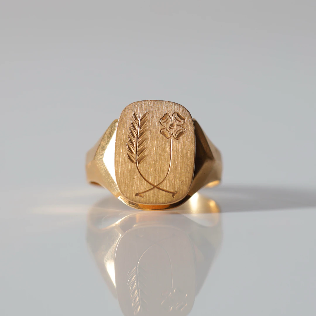 KLACKRING, 18K guld. Totalvikt ca 5,9 gram.