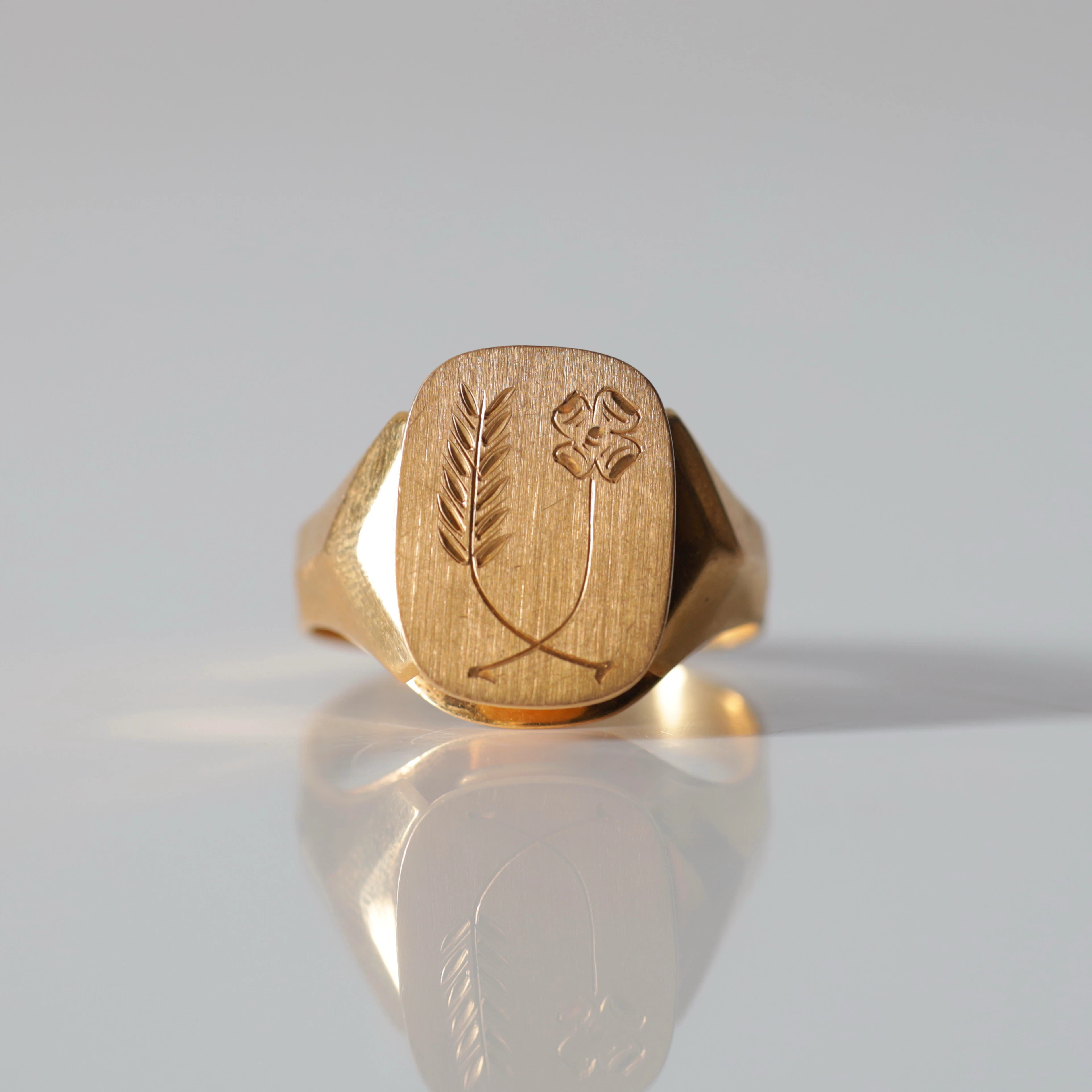 KLACKRING, 18K guld. Totalvikt ca 5,9 gram.