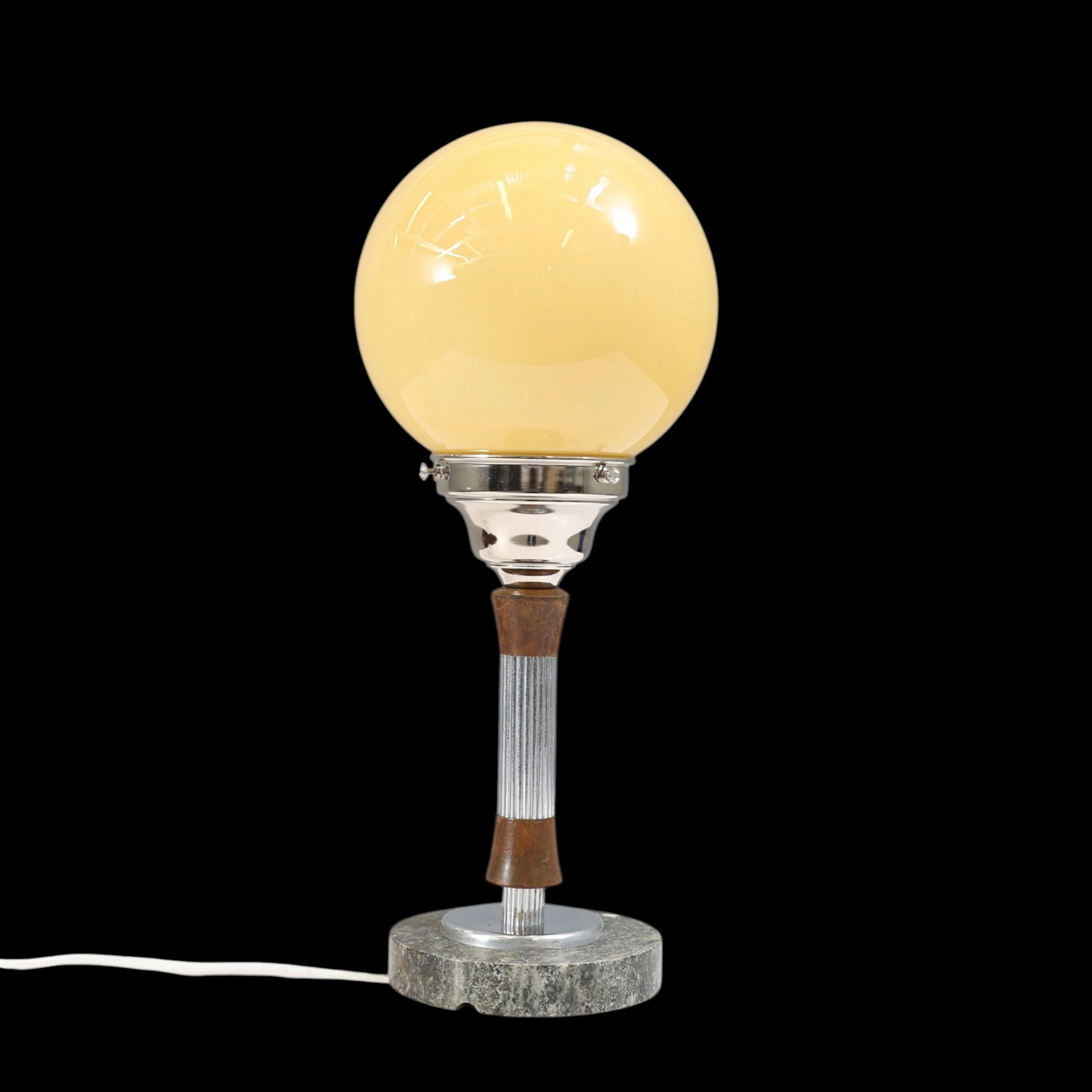 BORDSLAMPA, kolmårdsmarmor, betsat trä & förkromad metall, Art Deco, 1930-tal.
