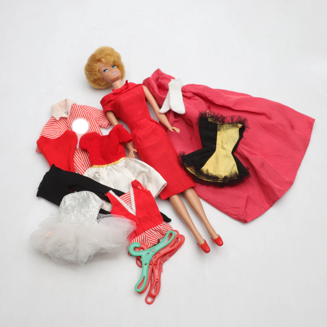 BARBIEDOCKA, "Bubble cut barbie", blonde, med tillbehör, Mattel, 1960-tal.